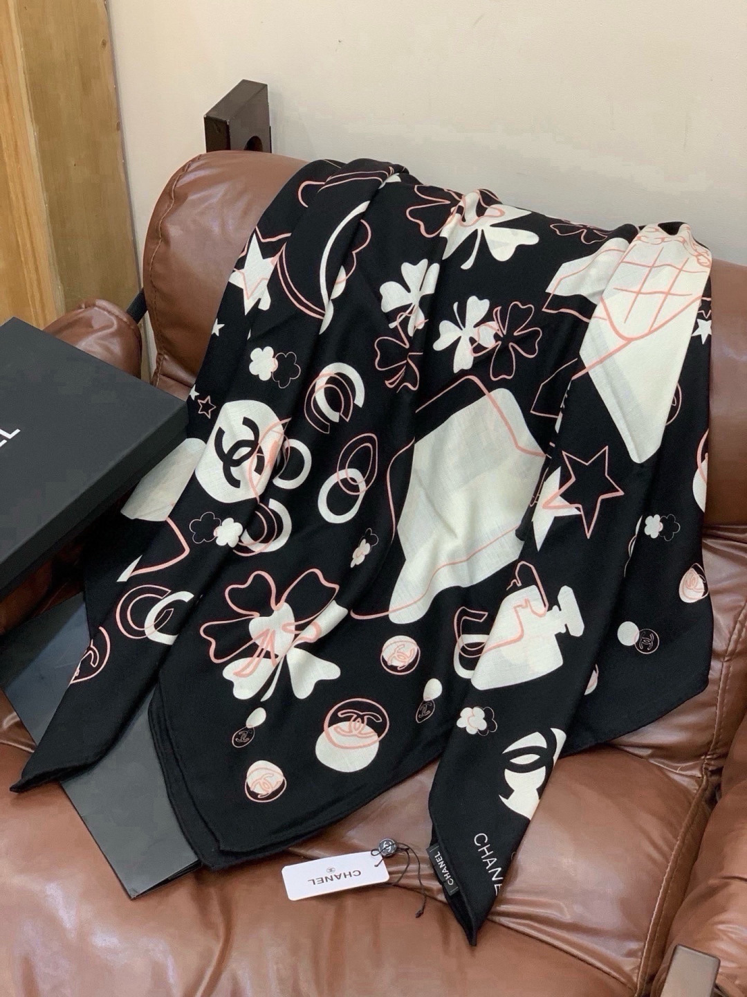 上新❤️ 【Chanel】 经典茶花优雅Coco风,Chanel最新菱格丝绒大方巾~气质到骨子里,香奶奶新一季的面料超 上新❤️ 【Chanel】 经典茶花优雅Coco风,Chanel最新菱格丝绒大方巾~气质到骨子里,香奶奶新一季的面料超