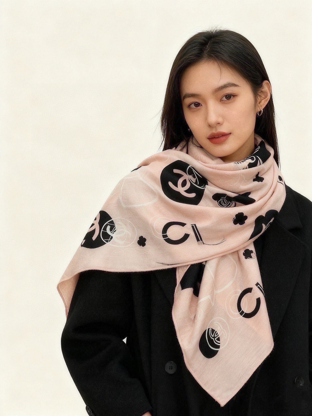 上新❤️ 【Chanel】 经典茶花优雅Coco风,Chanel最新菱格丝绒大方巾~气质到骨子里,香奶奶新一季的面料超 上新❤️ 【Chanel】 经典茶花优雅Coco风,Chanel最新菱格丝绒大方巾~气质到骨子里,香奶奶新一季的面料超