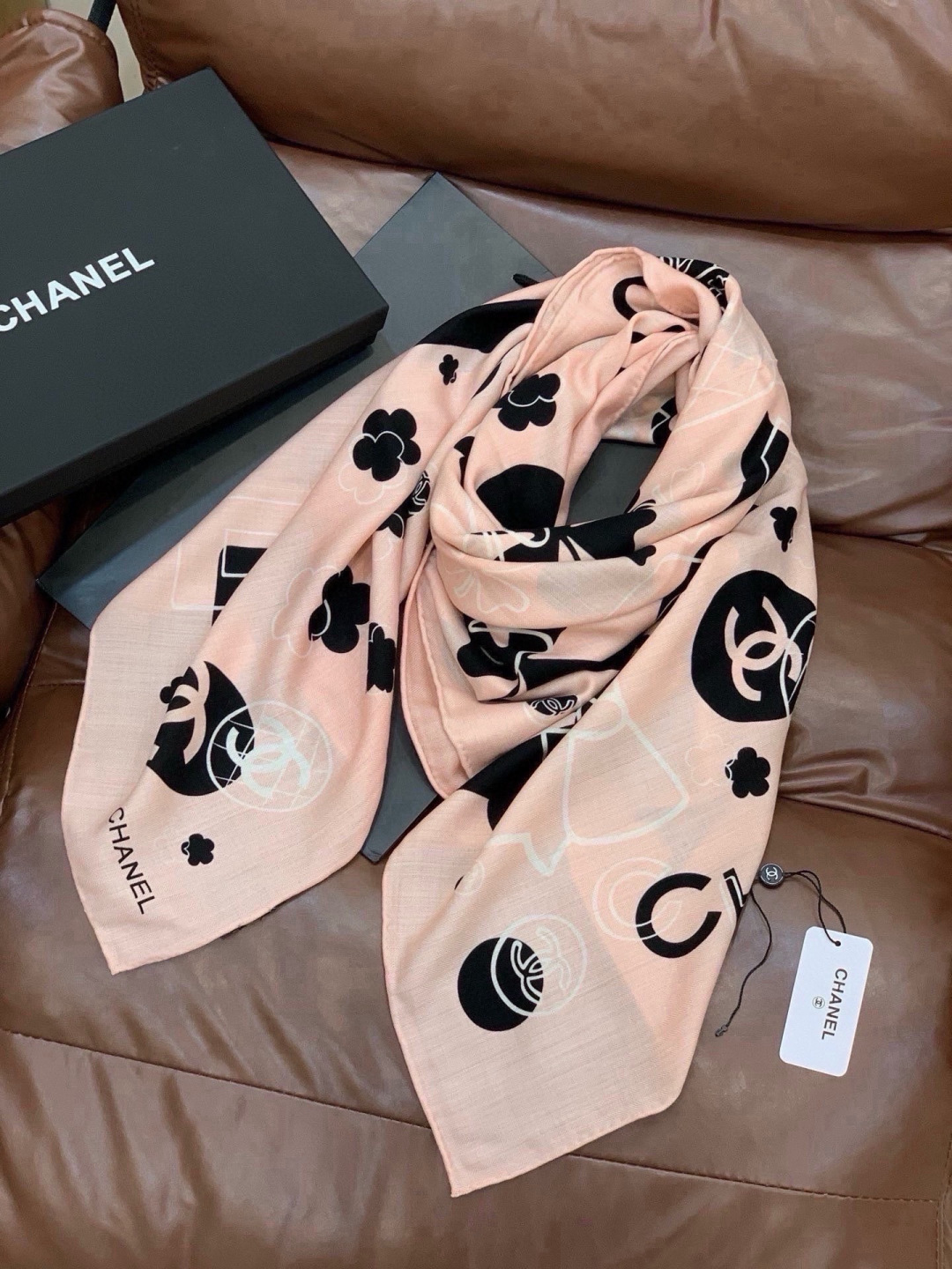 上新❤️ 【Chanel】 经典茶花优雅Coco风,Chanel最新菱格丝绒大方巾~气质到骨子里,香奶奶新一季的面料超 上新❤️ 【Chanel】 经典茶花优雅Coco风,Chanel最新菱格丝绒大方巾~气质到骨子里,香奶奶新一季的面料超