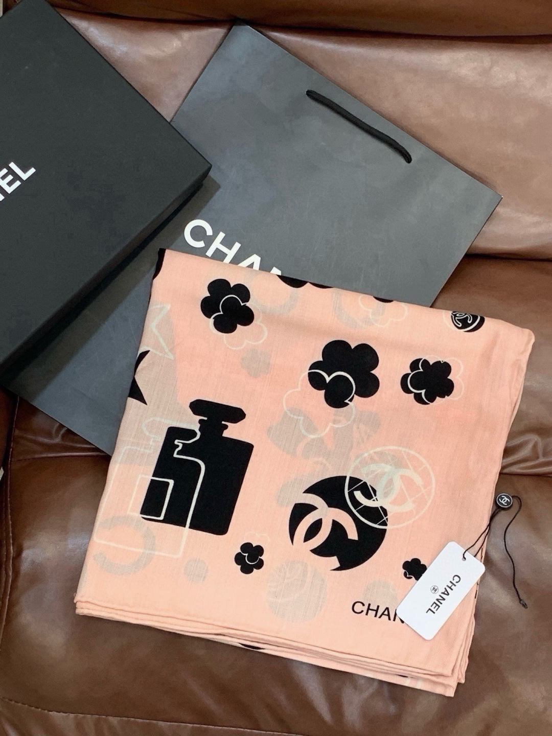 上新❤️ 【Chanel】 经典茶花优雅Coco风,Chanel最新菱格丝绒大方巾~气质到骨子里,香奶奶新一季的面料超 上新❤️ 【Chanel】 经典茶花优雅Coco风,Chanel最新菱格丝绒大方巾~气质到骨子里,香奶奶新一季的面料超