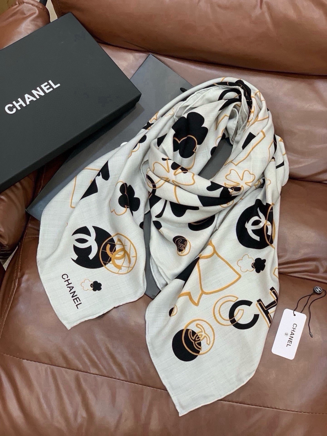 上新❤️ 【Chanel】 经典茶花优雅Coco风,Chanel最新菱格丝绒大方巾~气质到骨子里,香奶奶新一季的面料超 上新❤️ 【Chanel】 经典茶花优雅Coco风,Chanel最新菱格丝绒大方巾~气质到骨子里,香奶奶新一季的面料超