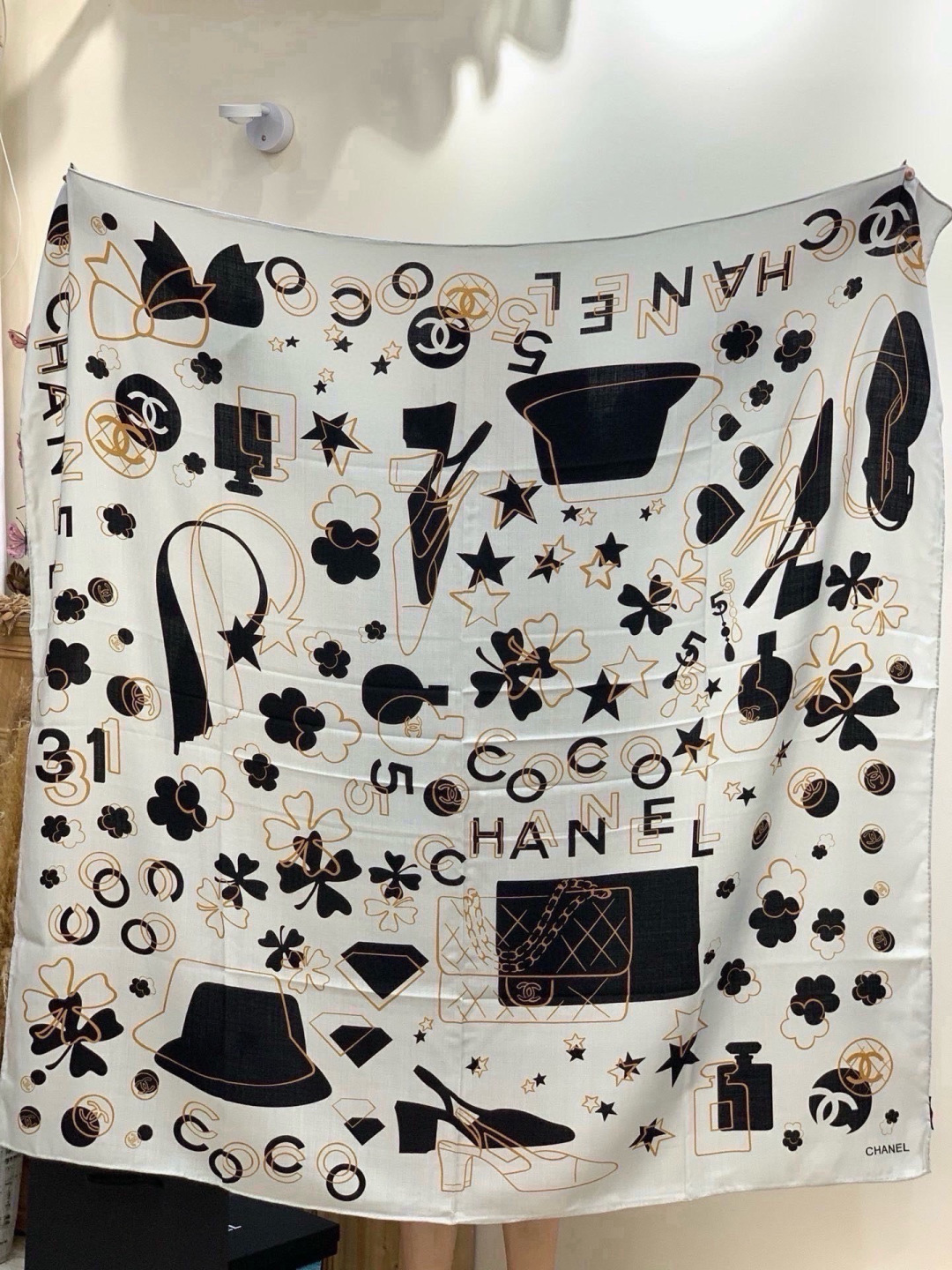 上新❤️ 【Chanel】 经典茶花优雅Coco风,Chanel最新菱格丝绒大方巾~气质到骨子里,香奶奶新一季的面料超 上新❤️ 【Chanel】 经典茶花优雅Coco风,Chanel最新菱格丝绒大方巾~气质到骨子里,香奶奶新一季的面料超