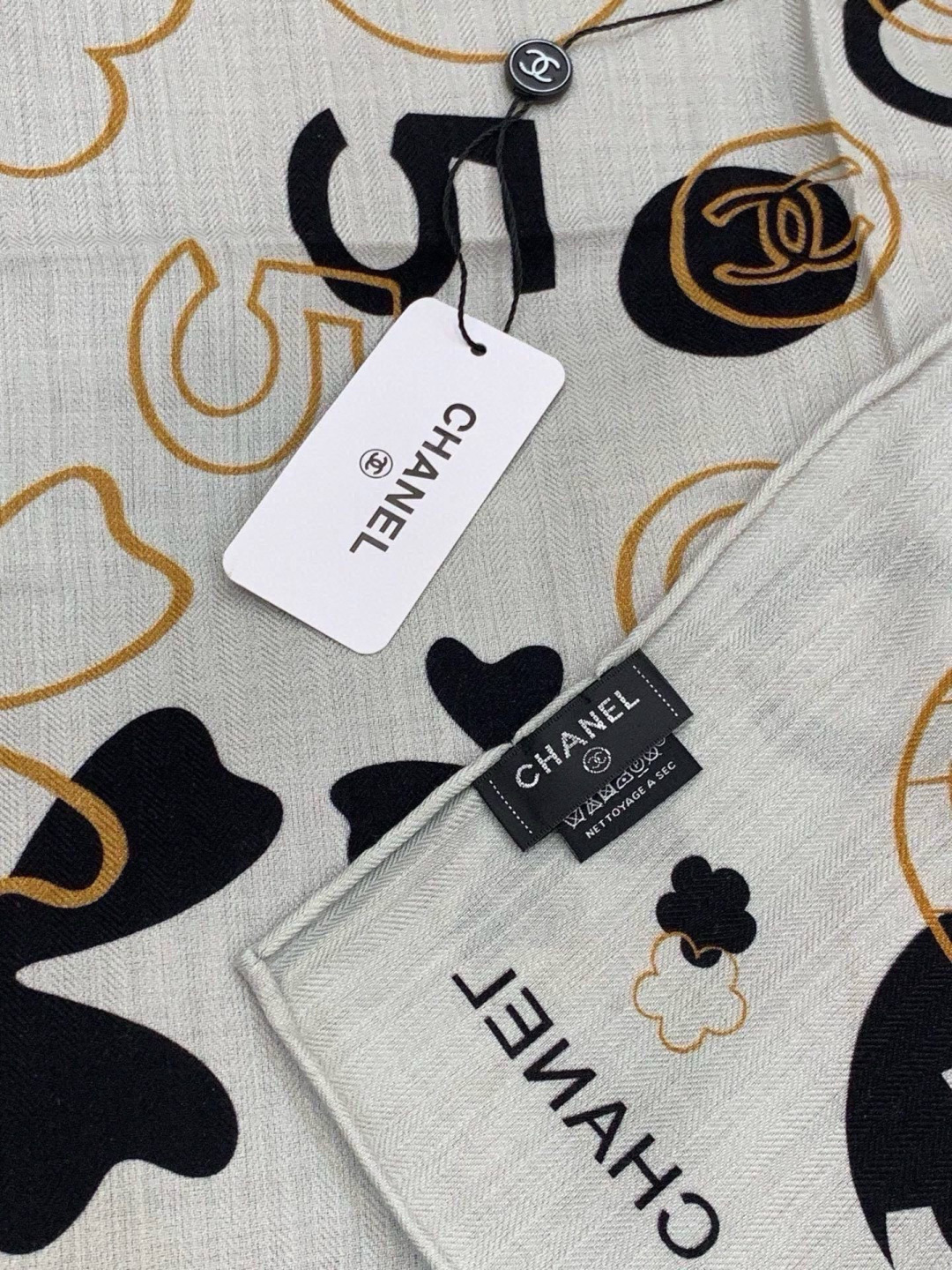 上新❤️ 【Chanel】 经典茶花优雅Coco风,Chanel最新菱格丝绒大方巾~气质到骨子里,香奶奶新一季的面料超 上新❤️ 【Chanel】 经典茶花优雅Coco风,Chanel最新菱格丝绒大方巾~气质到骨子里,香奶奶新一季的面料超