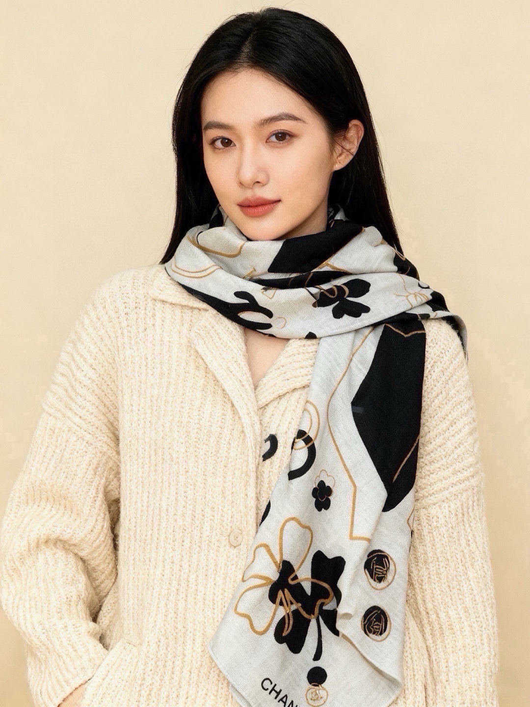 上新❤️ 【Chanel】 经典茶花优雅Coco风,Chanel最新菱格丝绒大方巾~气质到骨子里,香奶奶新一季的面料超 上新❤️ 【Chanel】 经典茶花优雅Coco风,Chanel最新菱格丝绒大方巾~气质到骨子里,香奶奶新一季的面料超