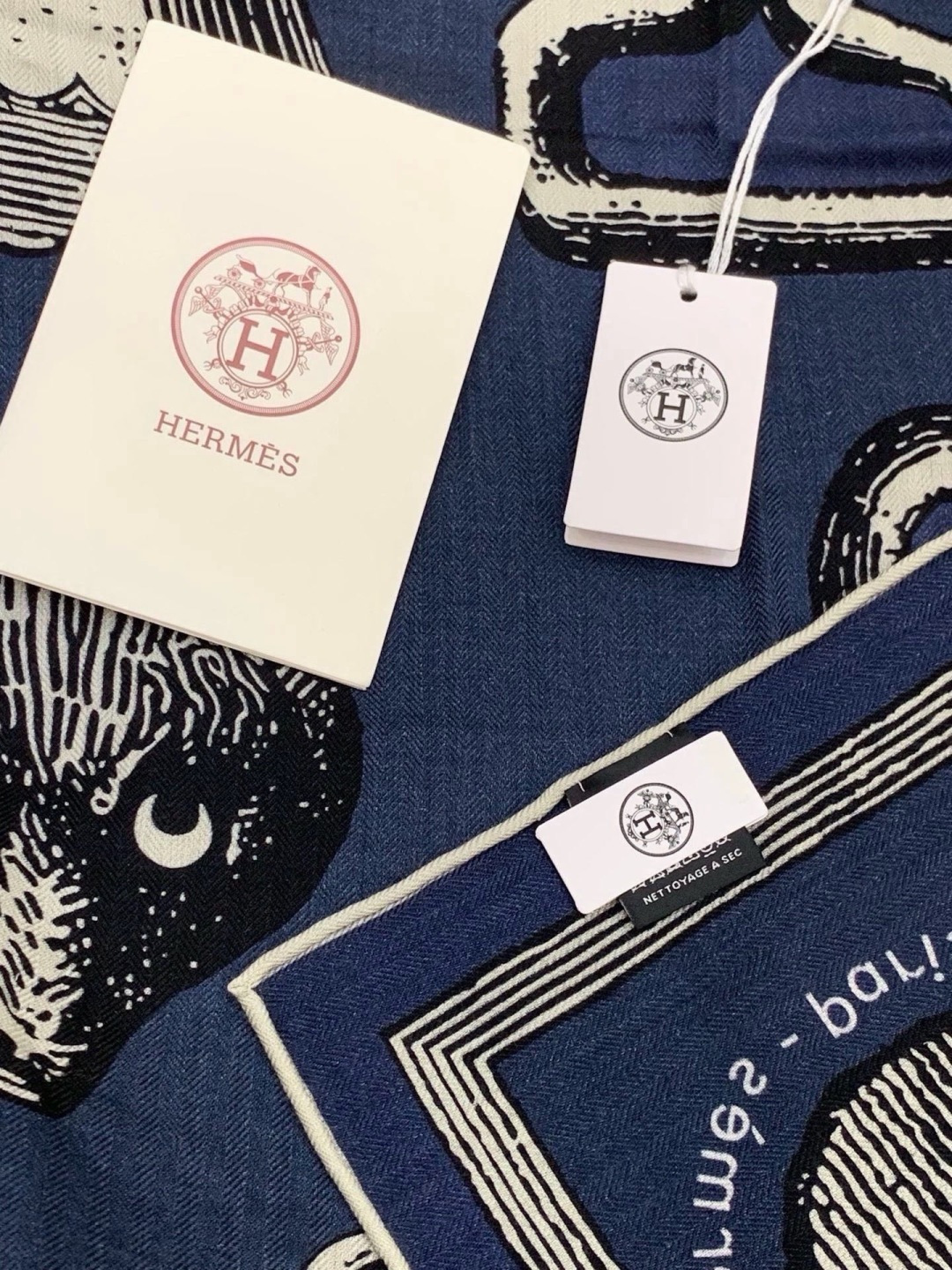 爱马仕(Hermes)【💗】 | “马具故事的诗意回顾”140披肩  【上新❤️】 永远秉承高品质 手工卷边羊绒和真丝混