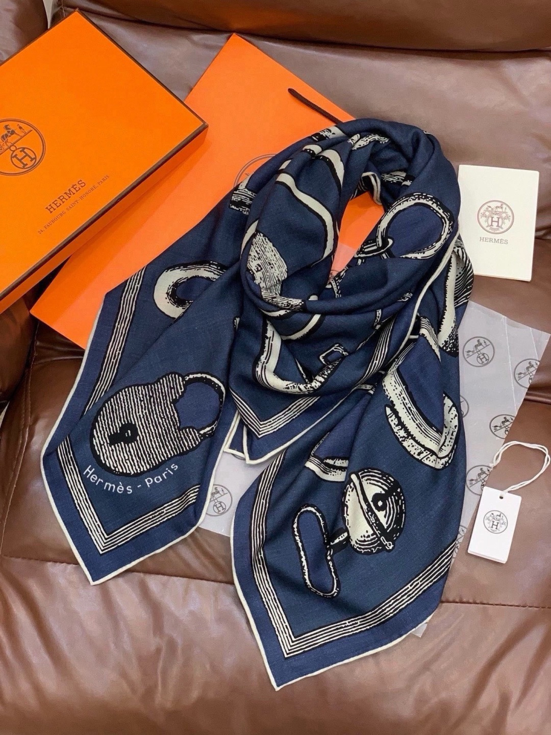 爱马仕(Hermes)【💗】 | “马具故事的诗意回顾”140披肩  【上新❤️】 永远秉承高品质 手工卷边羊绒和真丝混