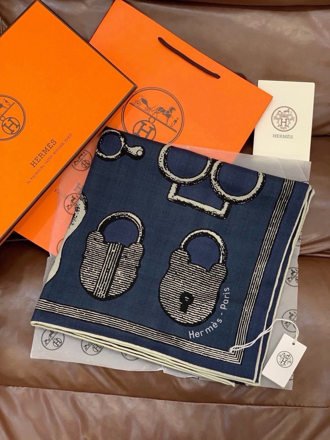 爱马仕(Hermes)【💗】 | “马具故事的诗意回顾”140披肩  【上新❤️】 永远秉承高品质 手工卷边羊绒和真丝混