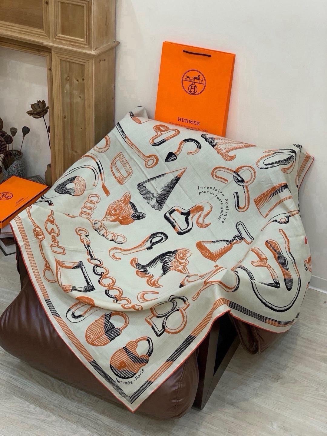 爱马仕(Hermes)【💗】 | “马具故事的诗意回顾”140披肩 【上新❤️】 永远秉承高品质 手工卷边羊绒和真丝混 爱马仕(Hermes)【💗】 | “马具故事的诗意回顾”140披肩 【上新❤️】 永远秉承高品质 手工卷边羊绒和真丝混