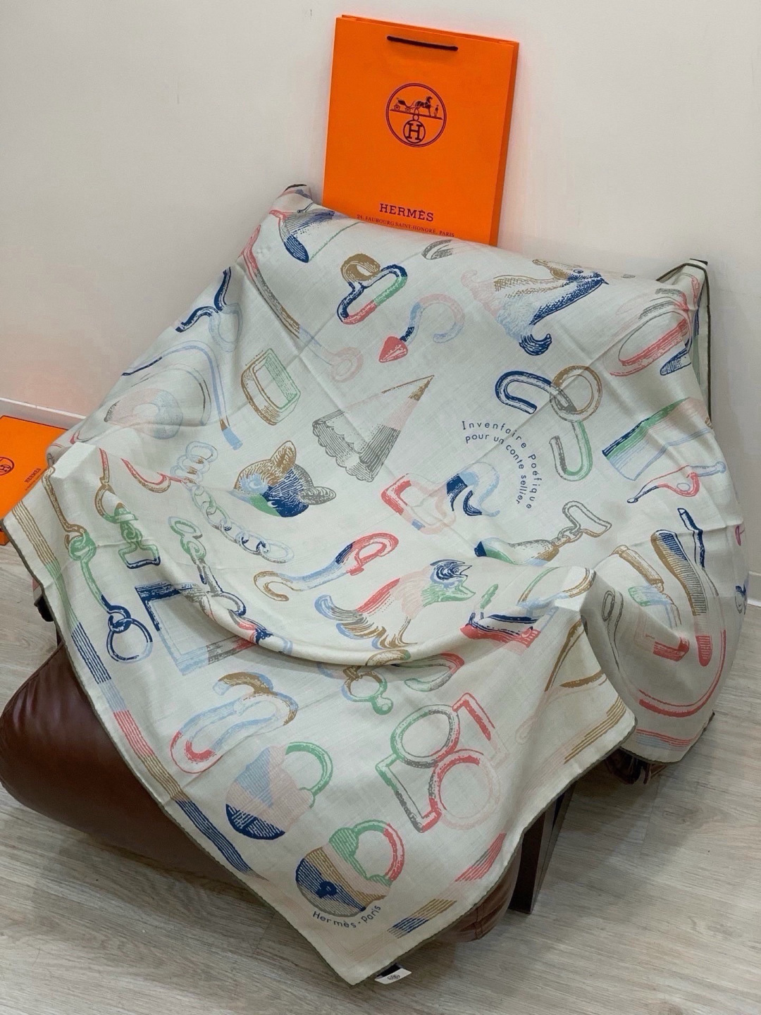 爱马仕(Hermes)【💗】 | “马具故事的诗意回顾”140披肩  【上新❤️】 永远秉承高品质 手工卷边羊绒和真丝混