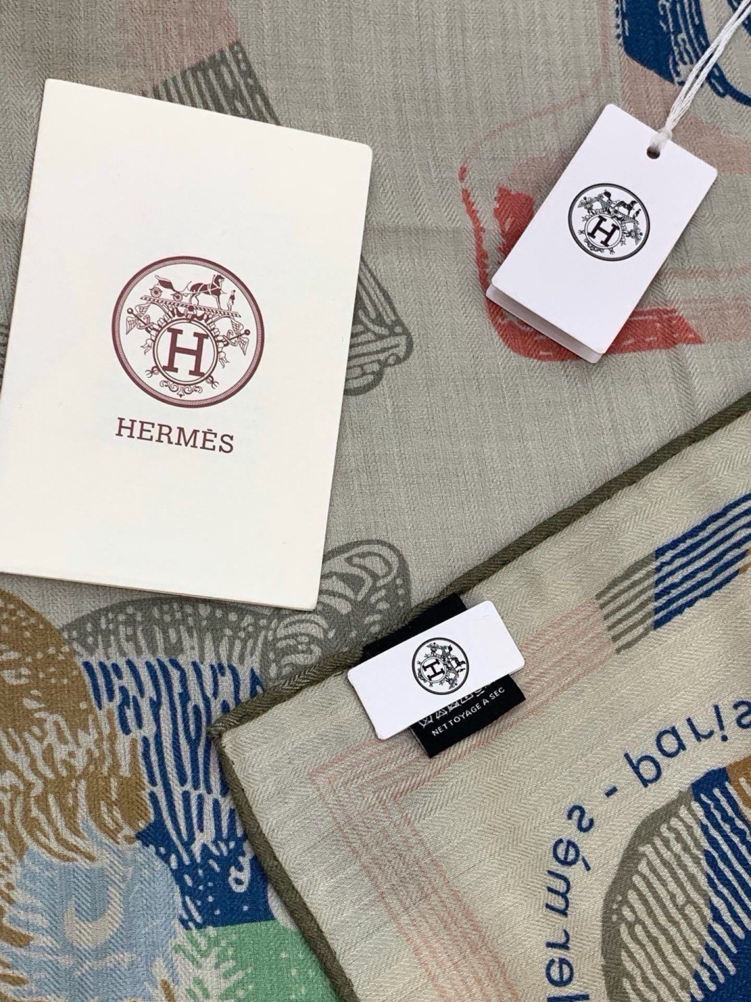 爱马仕(Hermes)【💗】 | “马具故事的诗意回顾”140披肩  【上新❤️】 永远秉承高品质 手工卷边羊绒和真丝混