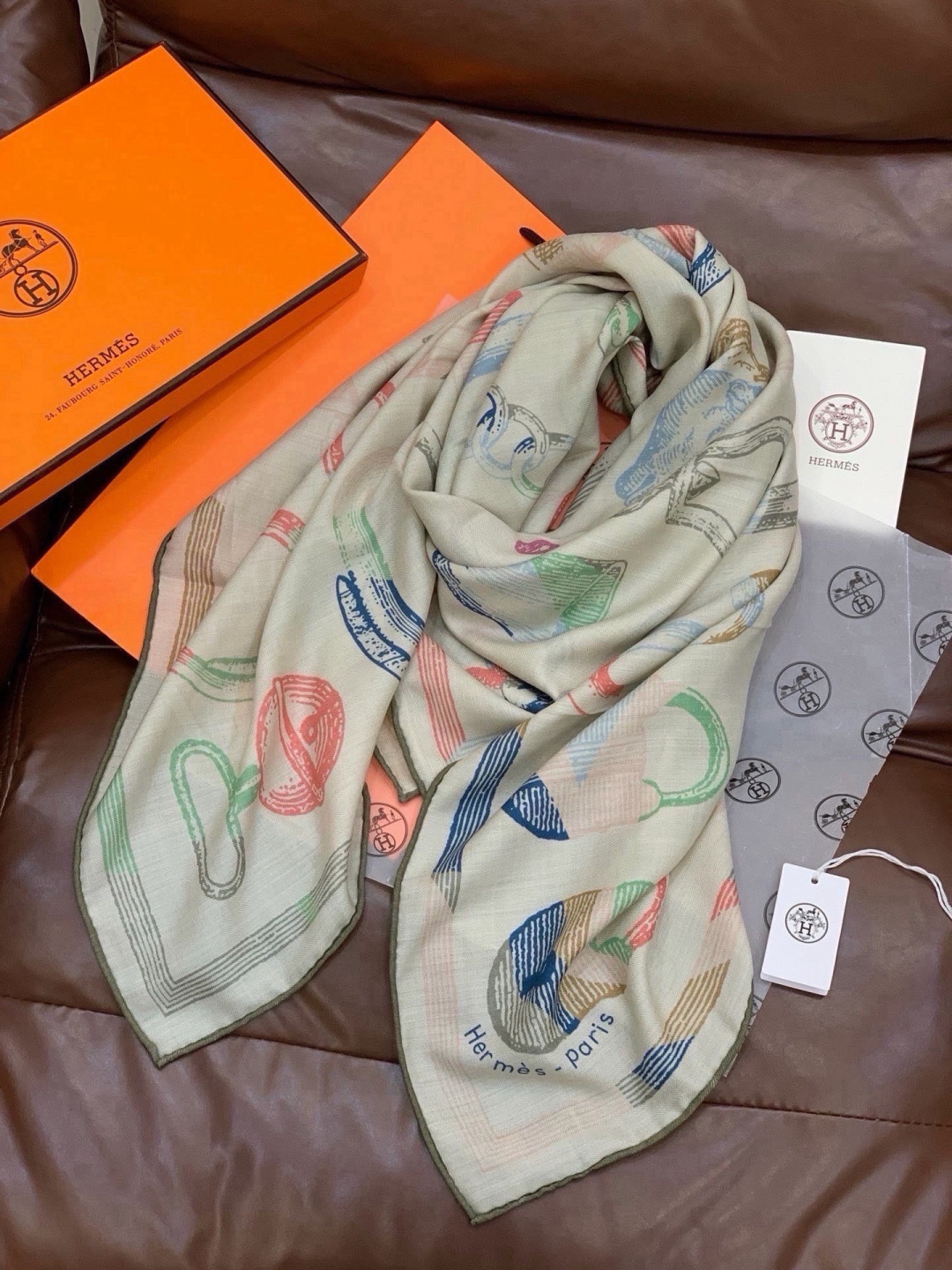 爱马仕(Hermes)【💗】 | “马具故事的诗意回顾”140披肩  【上新❤️】 永远秉承高品质 手工卷边羊绒和真丝混