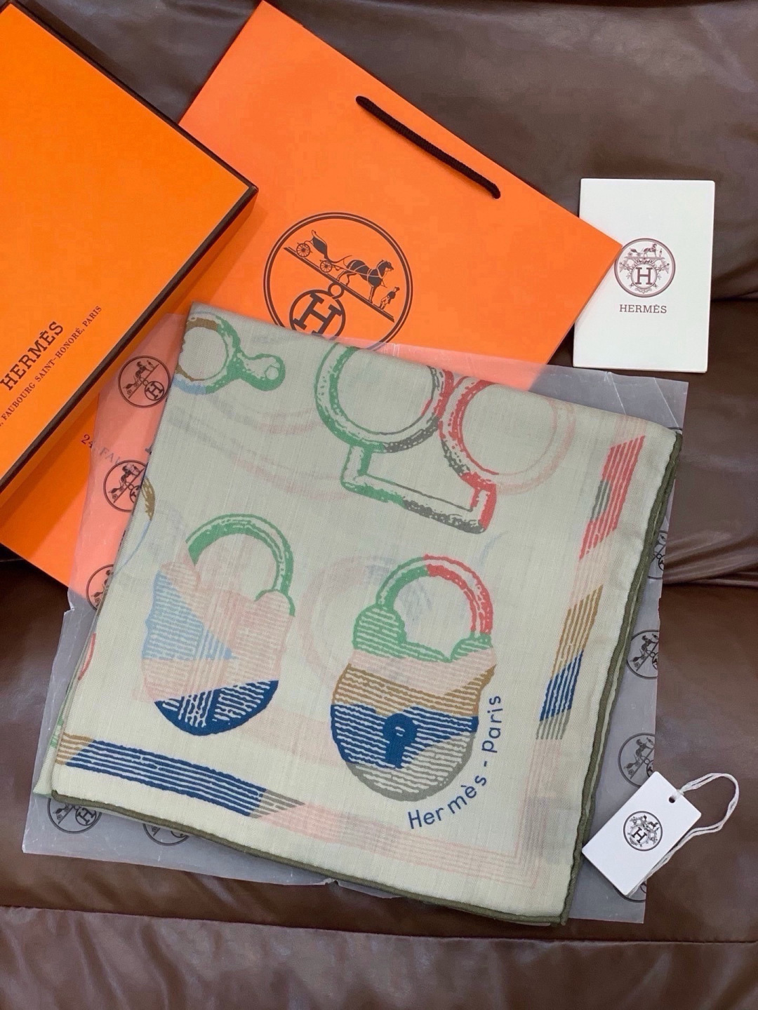 爱马仕(Hermes)【💗】 | “马具故事的诗意回顾”140披肩  【上新❤️】 永远秉承高品质 手工卷边羊绒和真丝混