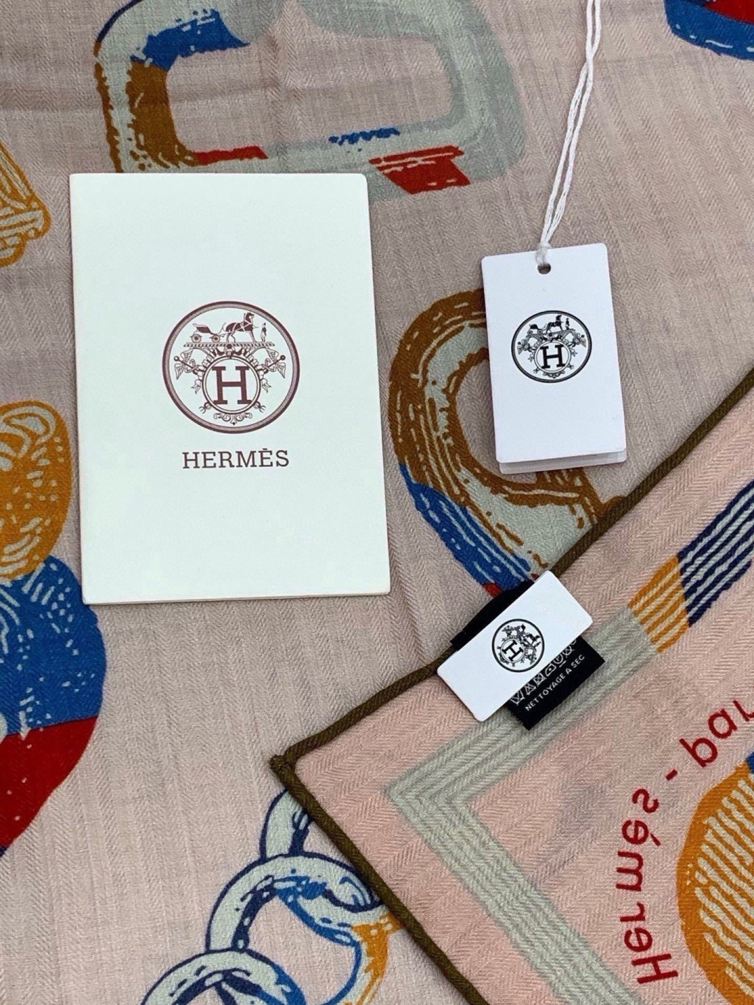 爱马仕(Hermes)【💗】 | “马具故事的诗意回顾”140披肩 【上新❤️】 永远秉承高品质 手工卷边羊绒和真丝混 爱马仕(Hermes)【💗】 | “马具故事的诗意回顾”140披肩 【上新❤️】 永远秉承高品质 手工卷边羊绒和真丝混