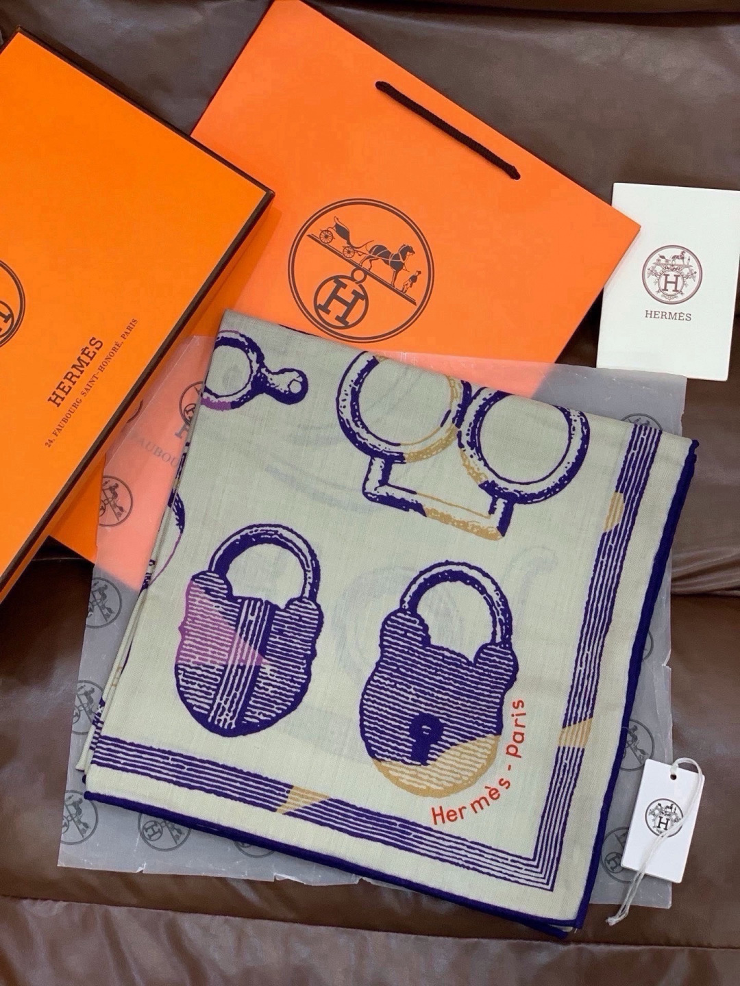 爱马仕(Hermes)【💗】 | “马具故事的诗意回顾”140披肩 【上新❤️】 永远秉承高品质 手工卷边羊绒和真丝混 爱马仕(Hermes)【💗】 | “马具故事的诗意回顾”140披肩 【上新❤️】 永远秉承高品质 手工卷边羊绒和真丝混