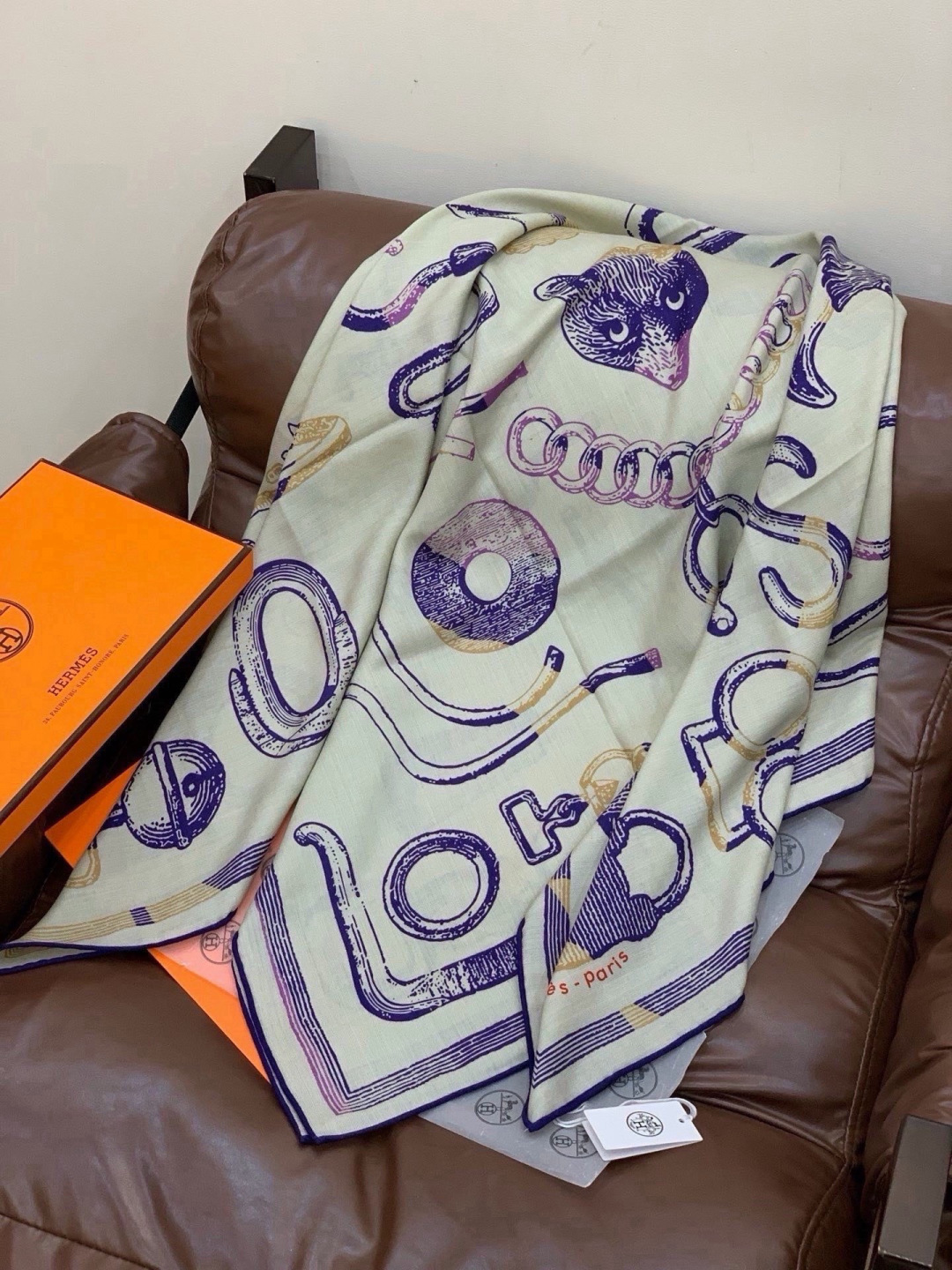 爱马仕(Hermes)【💗】 | “马具故事的诗意回顾”140披肩 【上新❤️】 永远秉承高品质 手工卷边羊绒和真丝混 爱马仕(Hermes)【💗】 | “马具故事的诗意回顾”140披肩 【上新❤️】 永远秉承高品质 手工卷边羊绒和真丝混