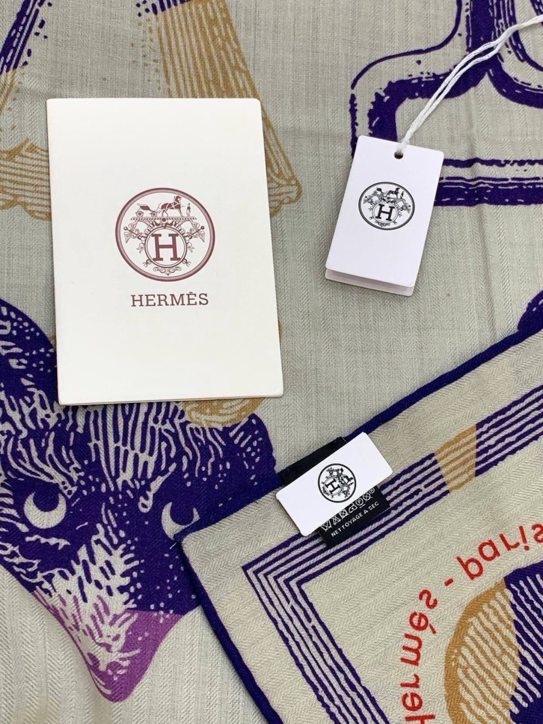 爱马仕(Hermes)【💗】 | “马具故事的诗意回顾”140披肩 【上新❤️】 永远秉承高品质 手工卷边羊绒和真丝混 爱马仕(Hermes)【💗】 | “马具故事的诗意回顾”140披肩 【上新❤️】 永远秉承高品质 手工卷边羊绒和真丝混