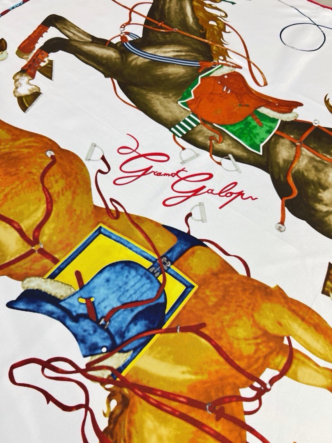 “纵意驰骋”90方巾-Hermes 丝巾名称:纵意驰骋 设计师:Thibaut Rassat 尺寸:88.5 ×88. “纵意驰骋”90方巾-Hermes 丝巾名称:纵意驰骋 设计师:Thibaut Rassat 尺寸:88.5 ×88.