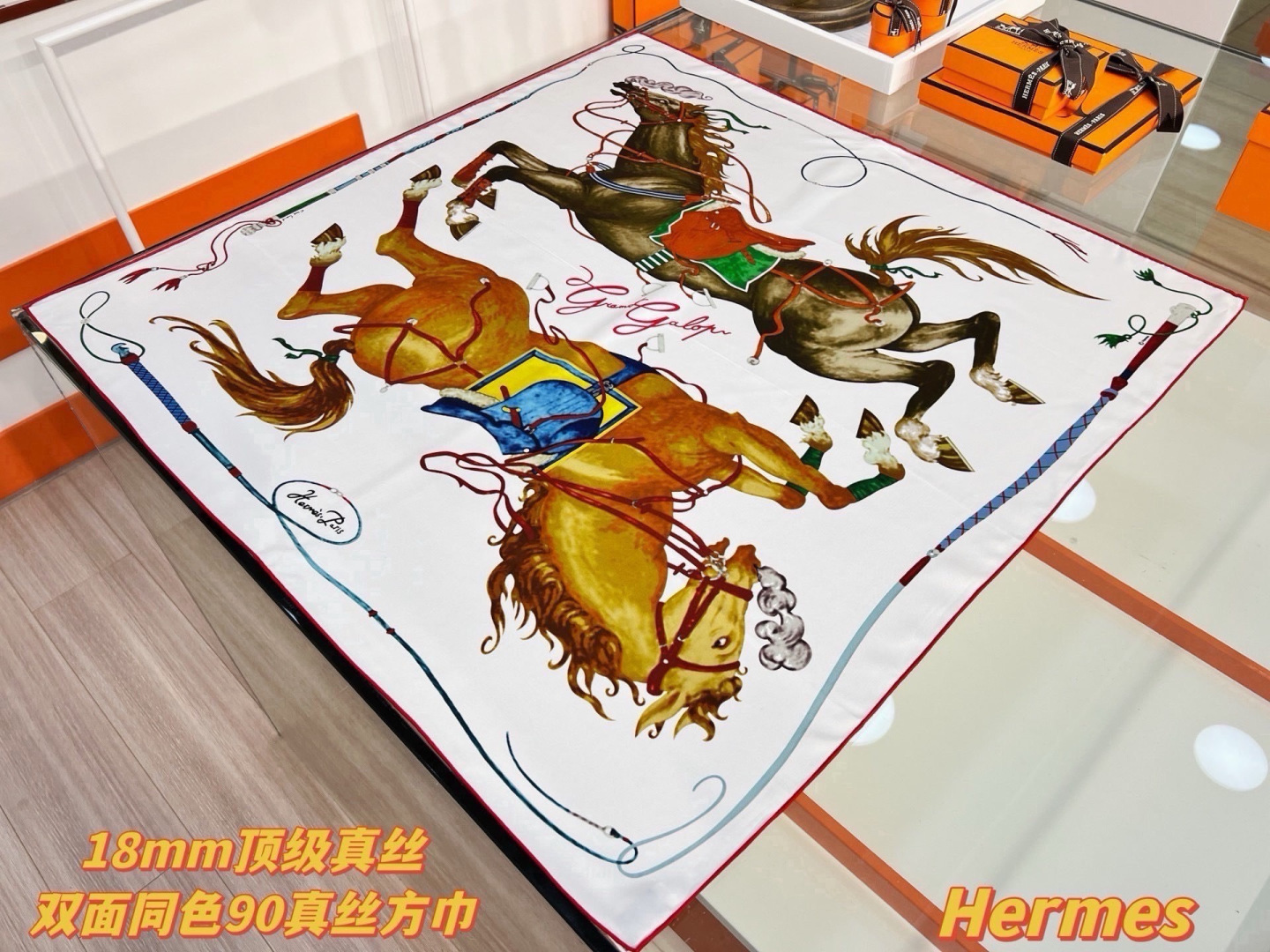 “纵意驰骋”90方巾-Hermes  丝巾名称：纵意驰骋 设计师：Thibaut Rassat 尺寸：88.5 ×88.