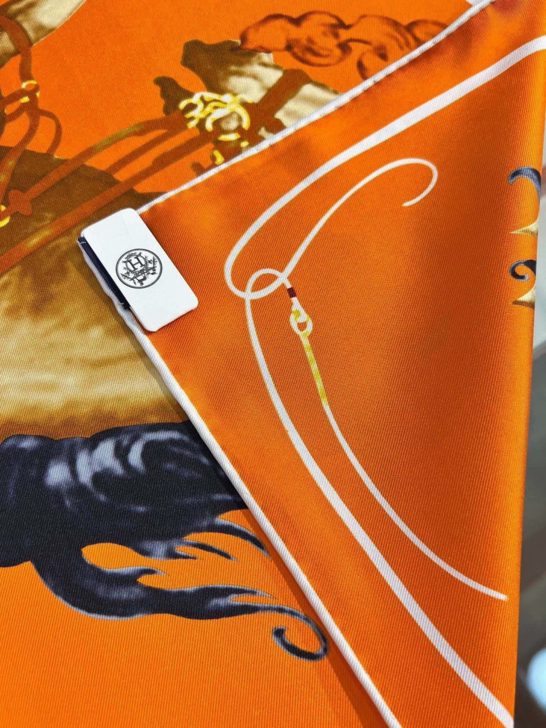 “纵意驰骋”90方巾-Hermes 丝巾名称:纵意驰骋 设计师:Thibaut Rassat 尺寸:88.5 ×88. “纵意驰骋”90方巾-Hermes 丝巾名称:纵意驰骋 设计师:Thibaut Rassat 尺寸:88.5 ×88.