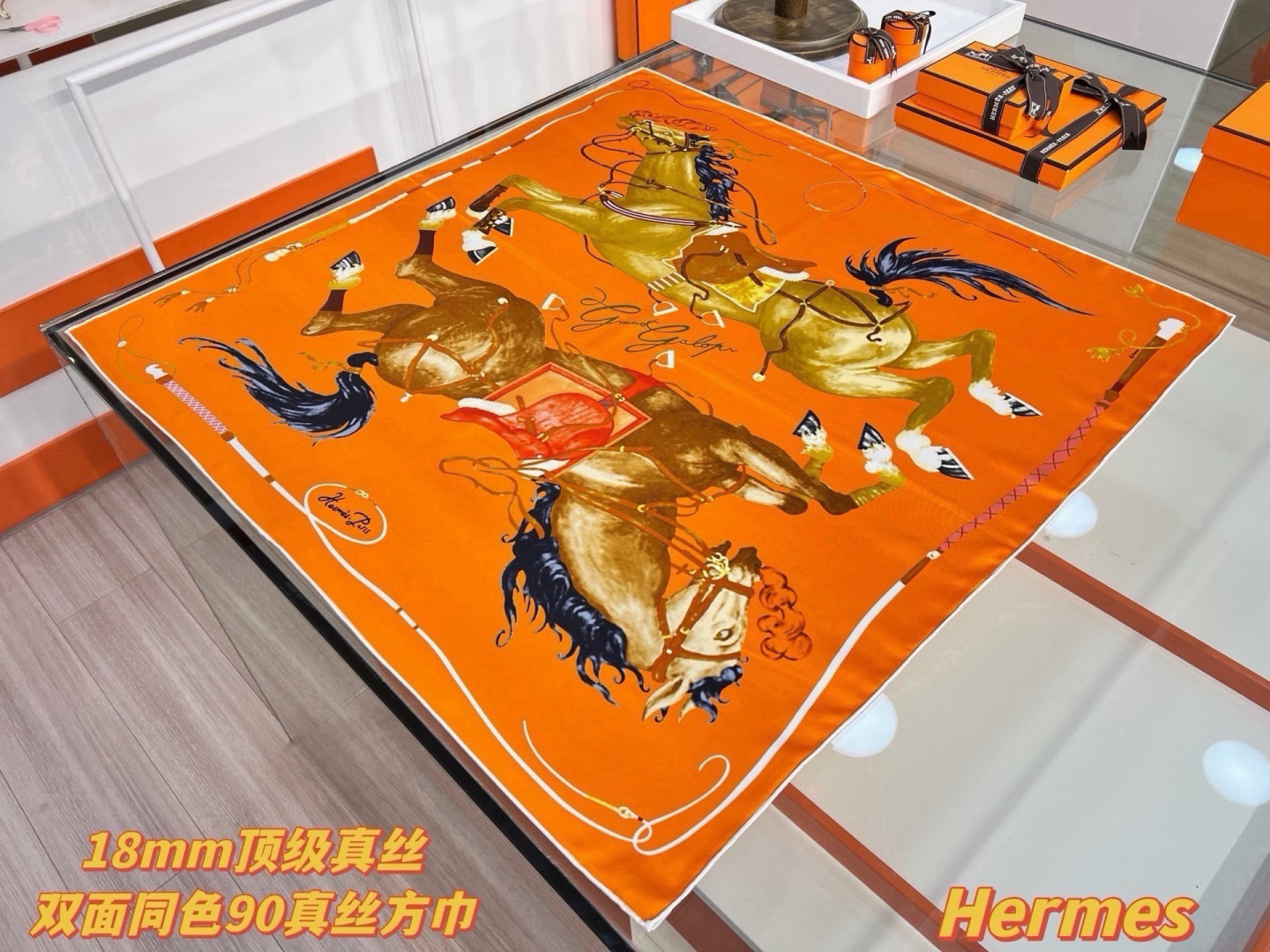 “纵意驰骋”90方巾-Hermes  丝巾名称：纵意驰骋 设计师：Thibaut Rassat 尺寸：88.5 ×88.