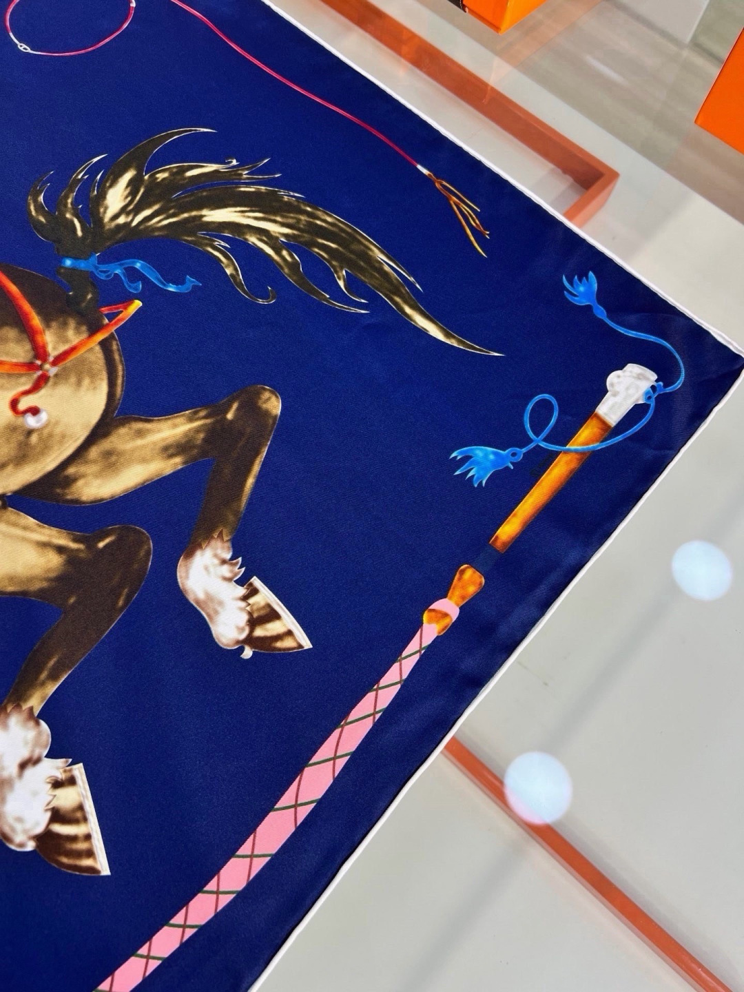 “纵意驰骋”90方巾-Hermes 丝巾名称:纵意驰骋 设计师:Thibaut Rassat 尺寸:88.5 ×88. “纵意驰骋”90方巾-Hermes 丝巾名称:纵意驰骋 设计师:Thibaut Rassat 尺寸:88.5 ×88.