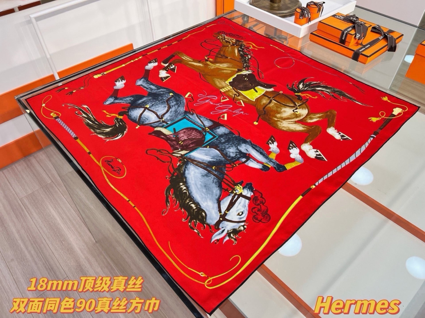 “纵意驰骋”90方巾-Hermes  丝巾名称：纵意驰骋 设计师：Thibaut Rassat 尺寸：88.5 ×88.