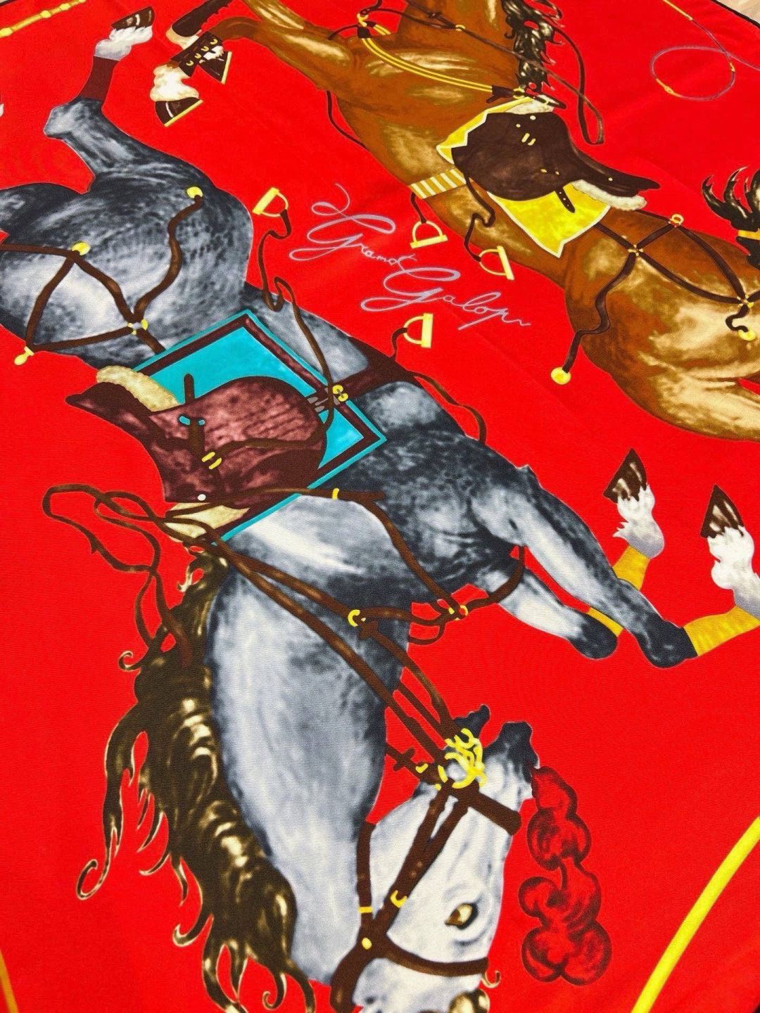 “纵意驰骋”90方巾-Hermes 丝巾名称:纵意驰骋 设计师:Thibaut Rassat 尺寸:88.5 ×88. “纵意驰骋”90方巾-Hermes 丝巾名称:纵意驰骋 设计师:Thibaut Rassat 尺寸:88.5 ×88.