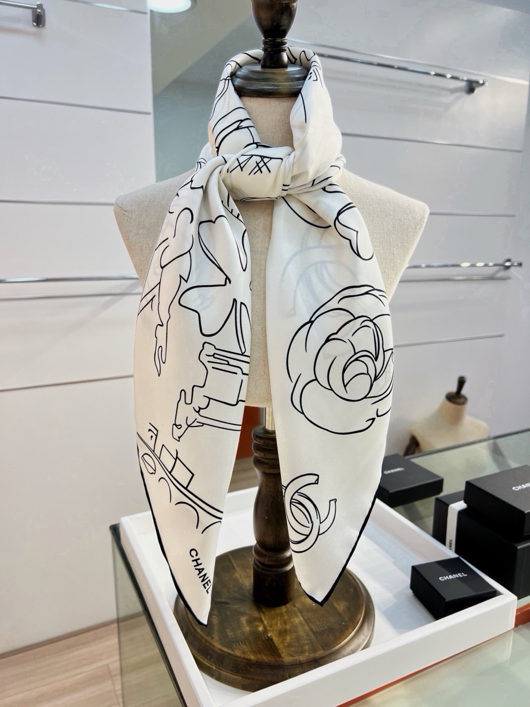 Chanel ~26新品~90双面真丝 山茶花、四叶草、埃菲尔铁塔与双C的完美搭配 适合各种场合搭配使用 设计灵动高级感 Chanel ~26新品~90双面真丝 山茶花、四叶草、埃菲尔铁塔与双C的完美搭配 适合各种场合搭配使用 设计灵动高级感