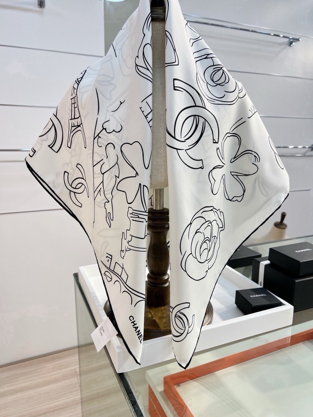 Chanel ~26新品~90双面真丝 山茶花、四叶草、埃菲尔铁塔与双C的完美搭配 适合各种场合搭配使用 设计灵动高级感 Chanel ~26新品~90双面真丝 山茶花、四叶草、埃菲尔铁塔与双C的完美搭配 适合各种场合搭配使用 设计灵动高级感