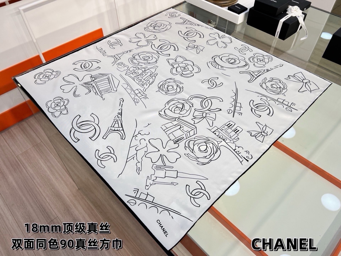 Chanel ~26新品～90双面真丝 山茶花、四叶草、埃菲尔铁塔与双C的完美搭配 适合各种场合搭配使用 设计灵动高级感