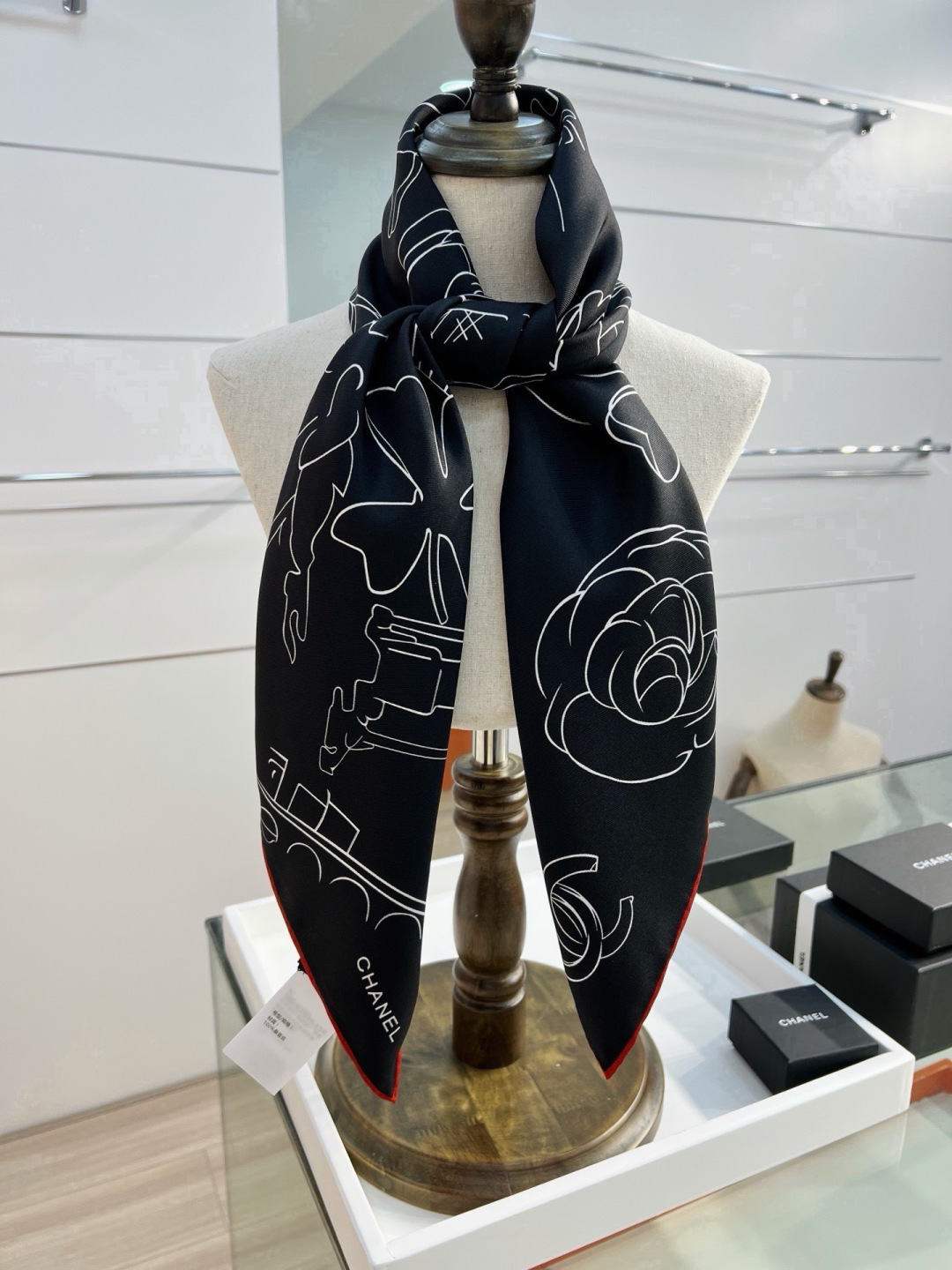 Chanel ~26新品～90双面真丝 山茶花、四叶草、埃菲尔铁塔与双C的完美搭配 适合各种场合搭配使用 设计灵动高级感
