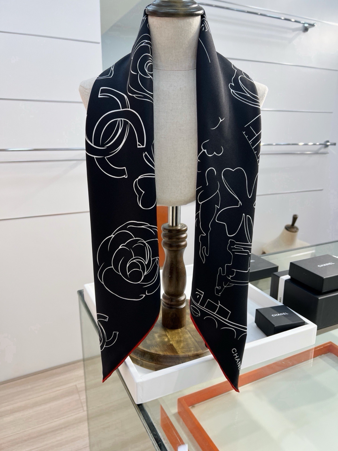 Chanel ~26新品～90双面真丝 山茶花、四叶草、埃菲尔铁塔与双C的完美搭配 适合各种场合搭配使用 设计灵动高级感