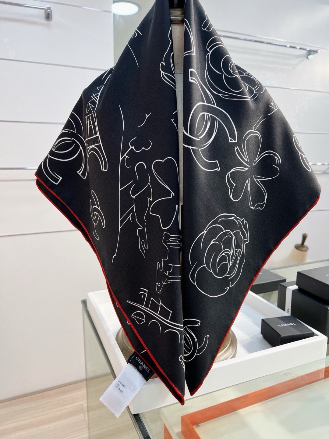 Chanel ~26新品～90双面真丝 山茶花、四叶草、埃菲尔铁塔与双C的完美搭配 适合各种场合搭配使用 设计灵动高级感