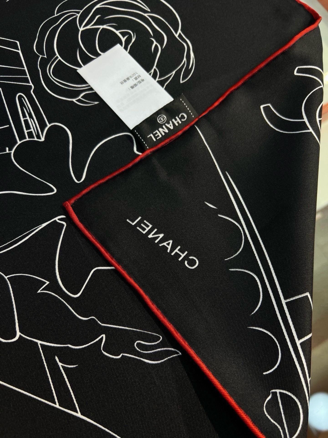 Chanel ~26新品～90双面真丝 山茶花、四叶草、埃菲尔铁塔与双C的完美搭配 适合各种场合搭配使用 设计灵动高级感