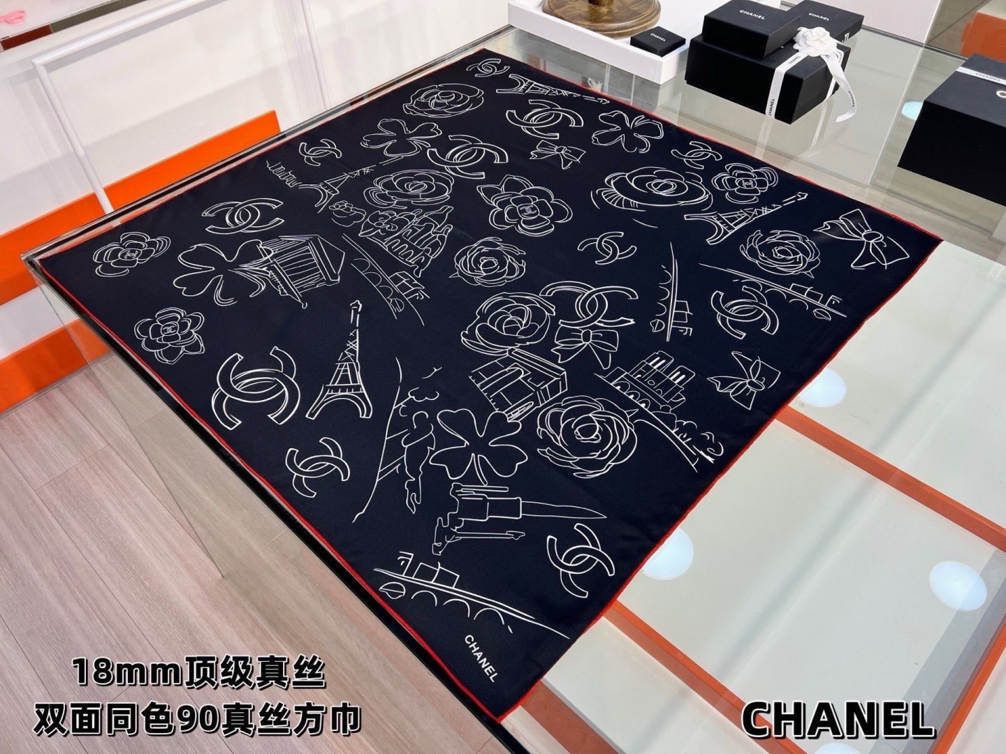 Chanel ~26新品～90双面真丝 山茶花、四叶草、埃菲尔铁塔与双C的完美搭配 适合各种场合搭配使用 设计灵动高级感