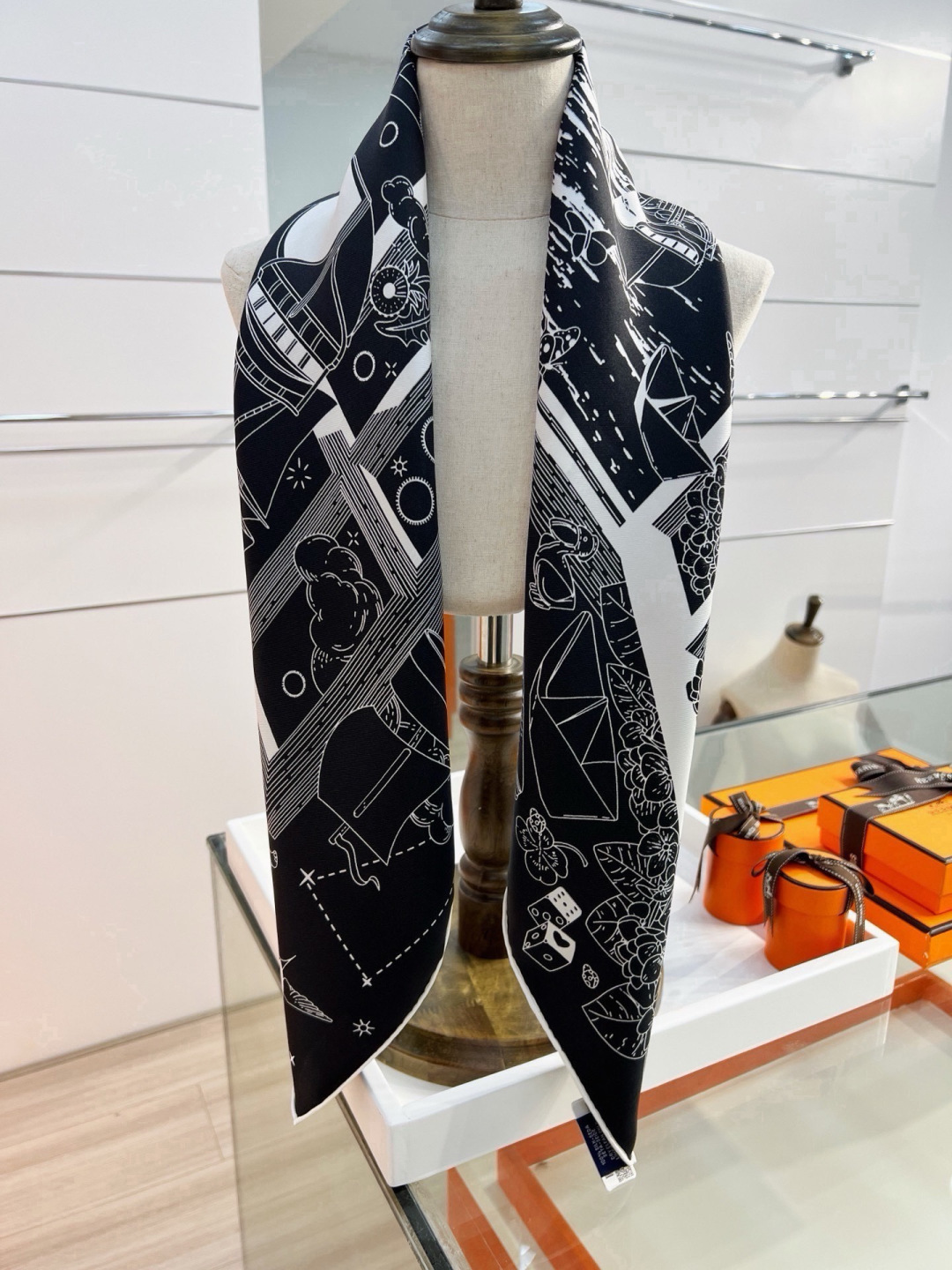 “诗意遨游”90方巾 手工卷边斜纹真丝方巾(100%桑蚕丝)。 这款爱马仕的经典单品展现强大而迷人的女性魅力精髓。此90 “诗意遨游”90方巾 手工卷边斜纹真丝方巾(100%桑蚕丝)。 这款爱马仕的经典单品展现强大而迷人的女性魅力精髓。此90