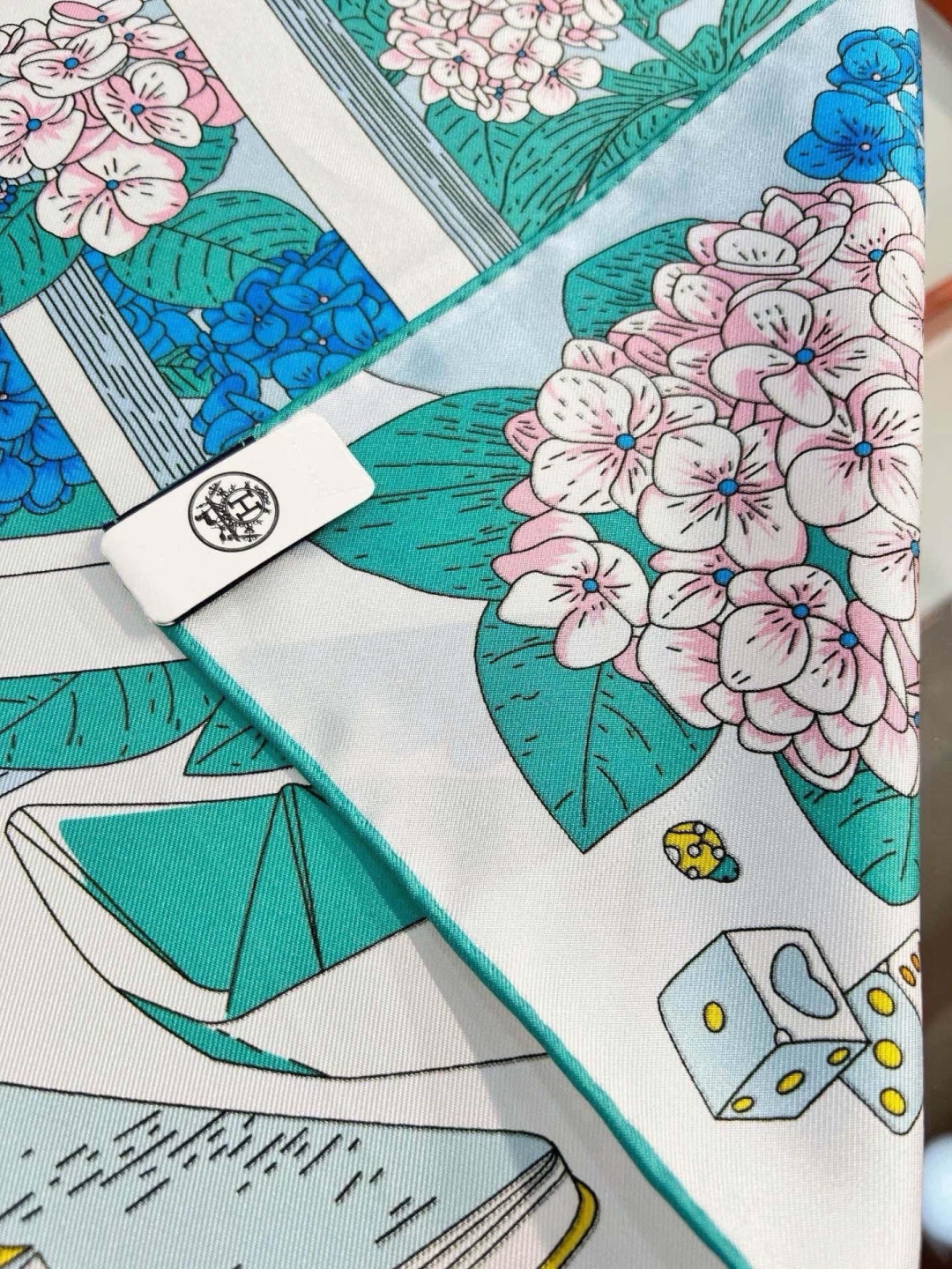 “诗意遨游”90方巾 手工卷边斜纹真丝方巾(100%桑蚕丝)。 这款爱马仕的经典单品展现强大而迷人的女性魅力精髓。此90 “诗意遨游”90方巾 手工卷边斜纹真丝方巾(100%桑蚕丝)。 这款爱马仕的经典单品展现强大而迷人的女性魅力精髓。此90