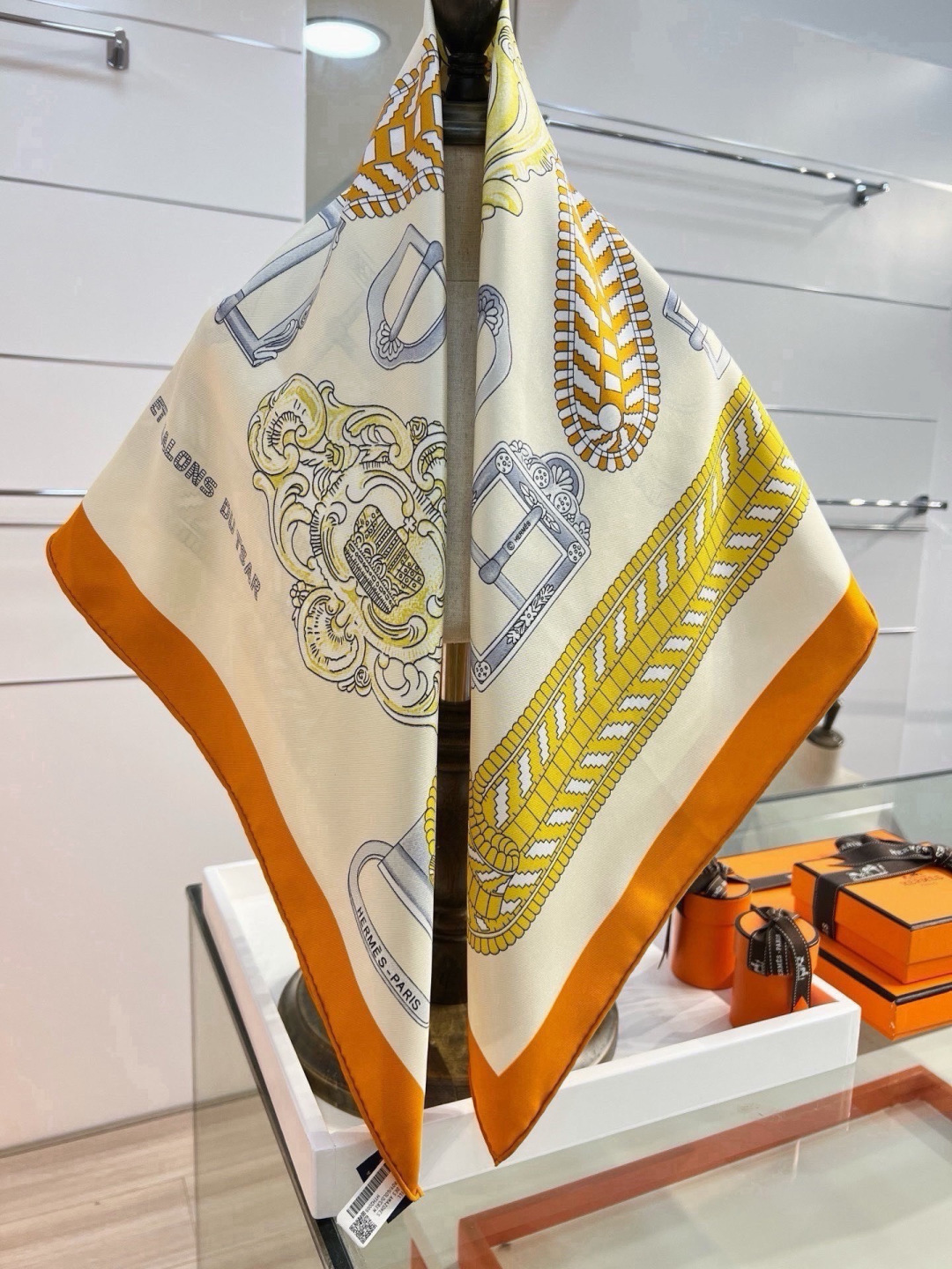 爱马仕(Hermès)90丝巾 经典款“Boucles et Sangles du Trian”真丝方巾 采用18m 爱马仕(Hermès)90丝巾 经典款“Boucles et Sangles du Trian”真丝方巾 采用18m