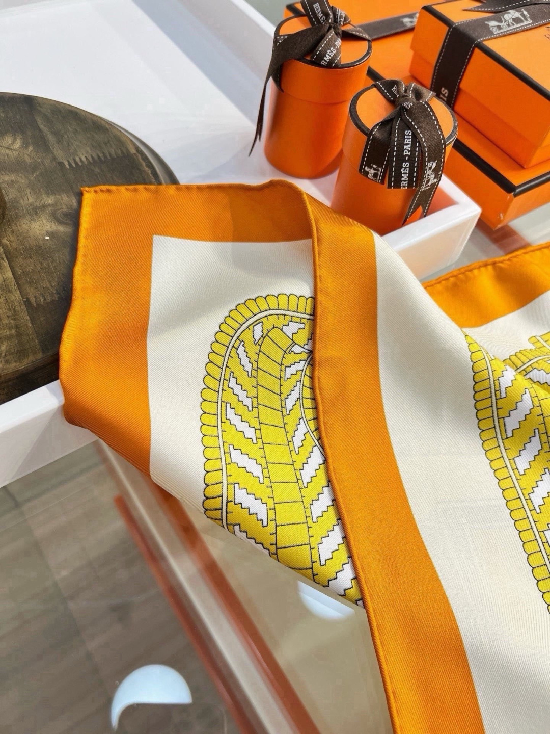 爱马仕(Hermès)90丝巾 经典款“Boucles et Sangles du Trian”真丝方巾 采用18m 爱马仕(Hermès)90丝巾 经典款“Boucles et Sangles du Trian”真丝方巾 采用18m