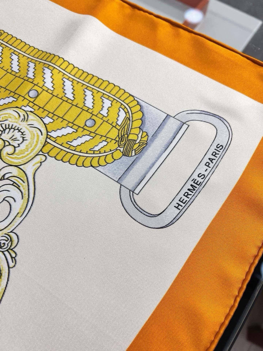 爱马仕(Hermès)90丝巾 经典款“Boucles et Sangles du Trian”真丝方巾 采用18m 爱马仕(Hermès)90丝巾 经典款“Boucles et Sangles du Trian”真丝方巾 采用18m