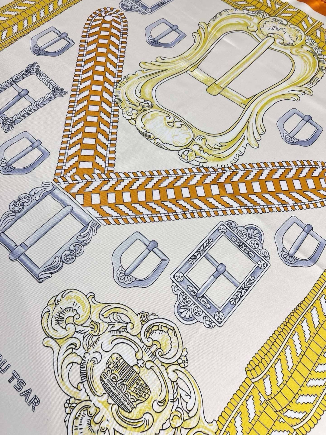 爱马仕(Hermès)90丝巾 经典款“Boucles et Sangles du Trian”真丝方巾 采用18m 爱马仕(Hermès)90丝巾 经典款“Boucles et Sangles du Trian”真丝方巾 采用18m
