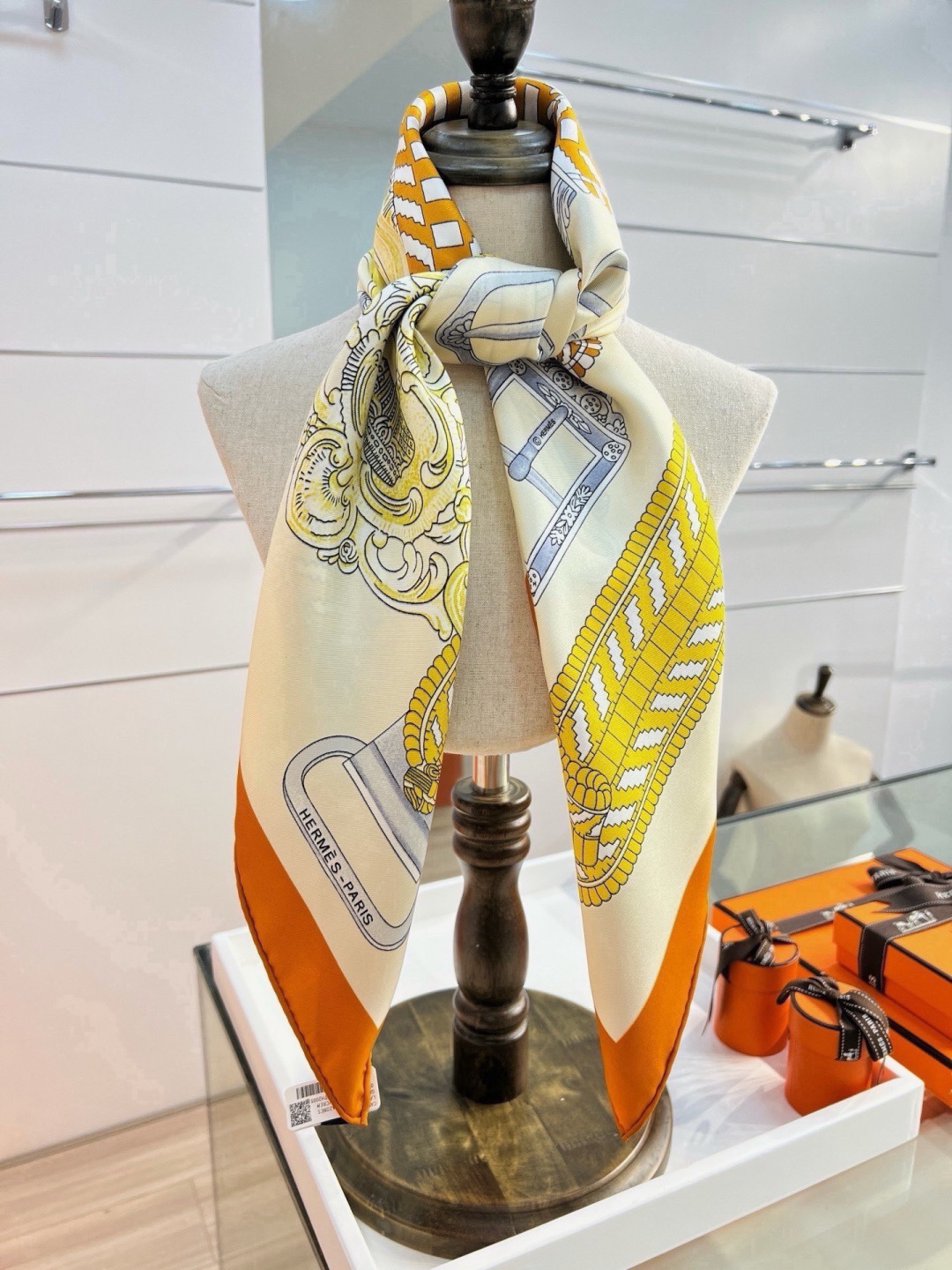 爱马仕(Hermès)90丝巾 经典款“Boucles et Sangles du Trian”真丝方巾 采用18m 爱马仕(Hermès)90丝巾 经典款“Boucles et Sangles du Trian”真丝方巾 采用18m
