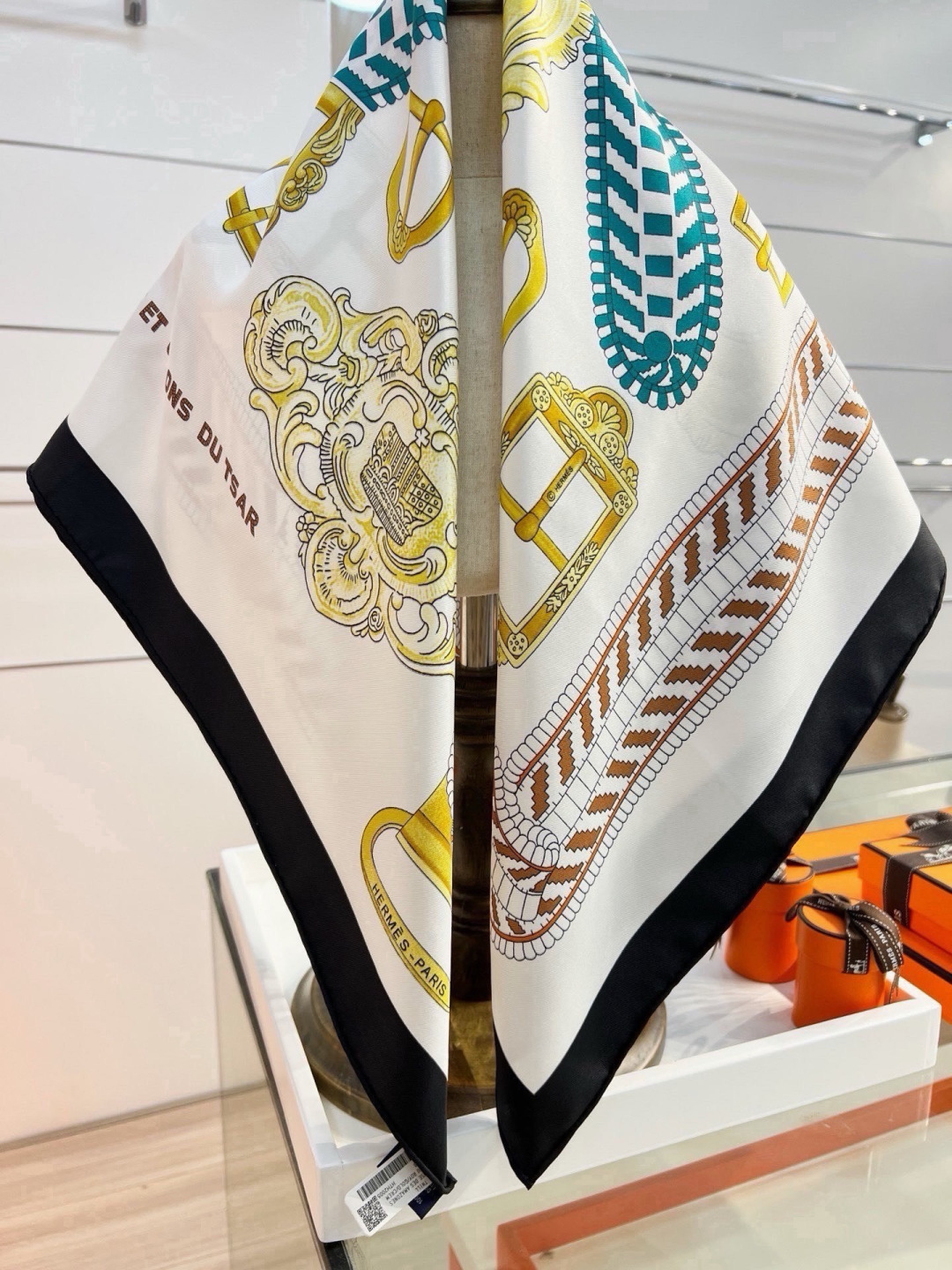爱马仕(Hermès)90丝巾 经典款“Boucles et Sangles du Trian”真丝方巾 采用18m 爱马仕(Hermès)90丝巾 经典款“Boucles et Sangles du Trian”真丝方巾 采用18m