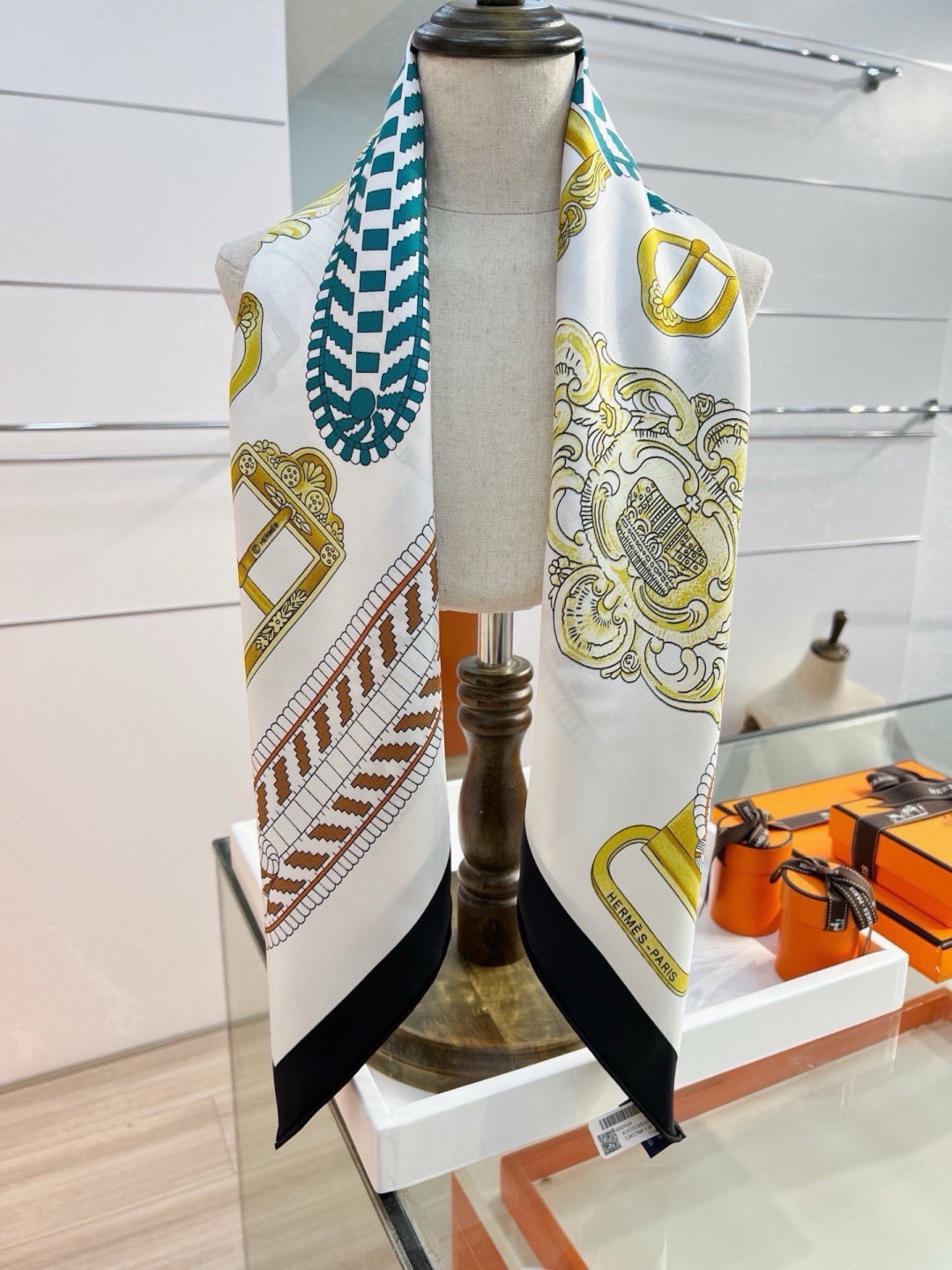 爱马仕(Hermès)90丝巾 经典款“Boucles et Sangles du Trian”真丝方巾 采用18m 爱马仕(Hermès)90丝巾 经典款“Boucles et Sangles du Trian”真丝方巾 采用18m