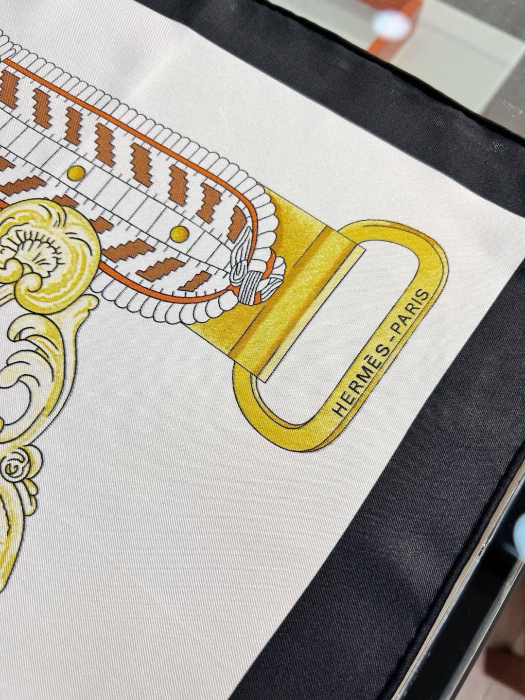爱马仕(Hermès)90丝巾 经典款“Boucles et Sangles du Trian”真丝方巾 采用18m 爱马仕(Hermès)90丝巾 经典款“Boucles et Sangles du Trian”真丝方巾 采用18m