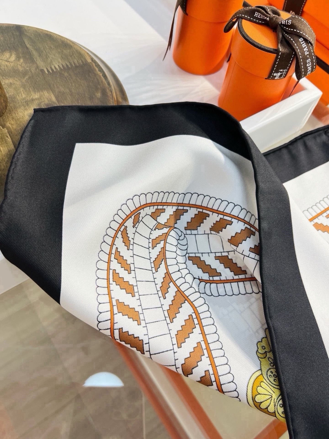 爱马仕(Hermès)90丝巾 经典款“Boucles et Sangles du Trian”真丝方巾 采用18m 爱马仕(Hermès)90丝巾 经典款“Boucles et Sangles du Trian”真丝方巾 采用18m