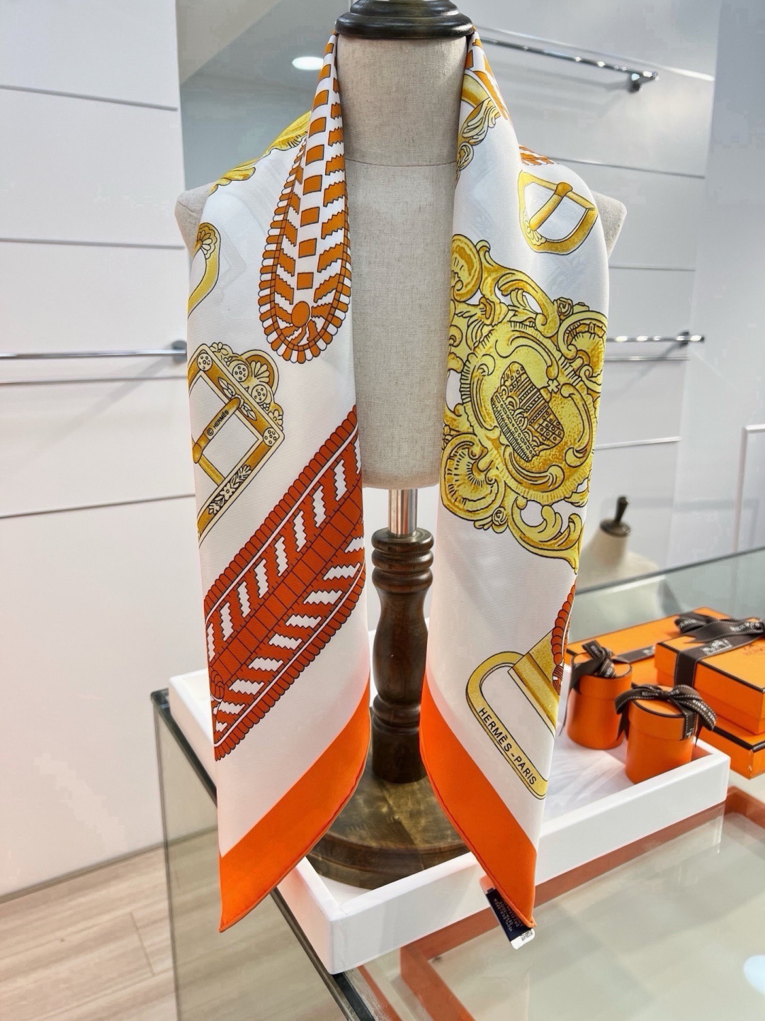 爱马仕(Hermès)90丝巾 经典款“Boucles et Sangles du Trian”真丝方巾 采用18m 爱马仕(Hermès)90丝巾 经典款“Boucles et Sangles du Trian”真丝方巾 采用18m