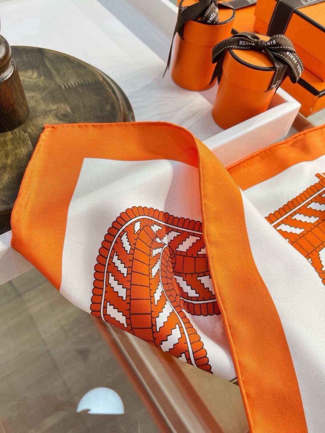 爱马仕(Hermès)90丝巾 经典款“Boucles et Sangles du Trian”真丝方巾 采用18m 爱马仕(Hermès)90丝巾 经典款“Boucles et Sangles du Trian”真丝方巾 采用18m