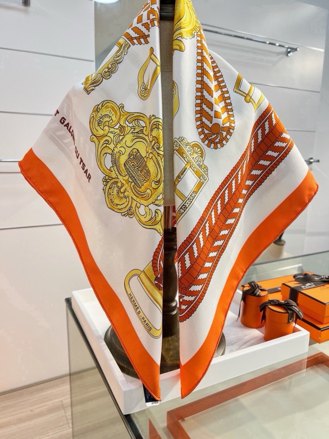 爱马仕(Hermès)90丝巾 经典款“Boucles et Sangles du Trian”真丝方巾 采用18m 爱马仕(Hermès)90丝巾 经典款“Boucles et Sangles du Trian”真丝方巾 采用18m