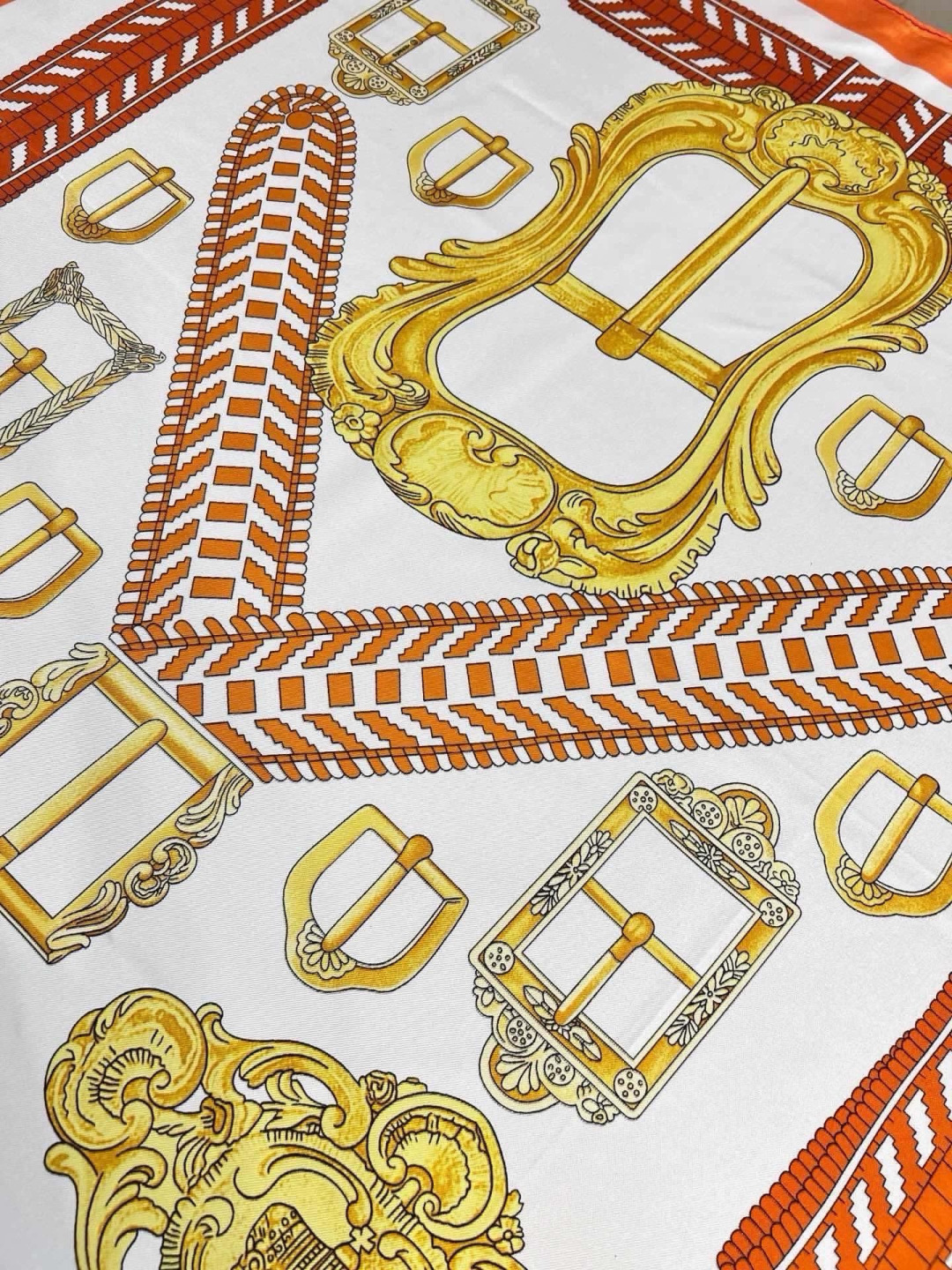 爱马仕(Hermès)90丝巾 经典款“Boucles et Sangles du Trian”真丝方巾 采用18m 爱马仕(Hermès)90丝巾 经典款“Boucles et Sangles du Trian”真丝方巾 采用18m